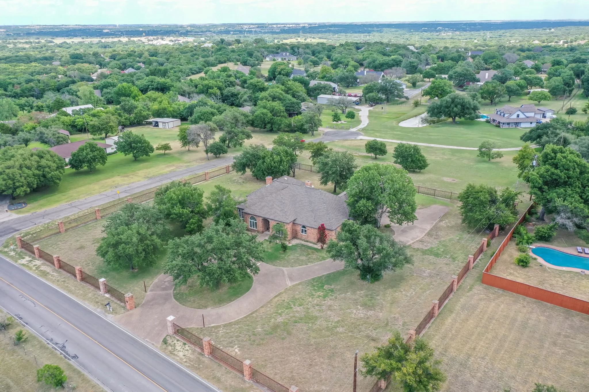 Single Family Residence For Sale in Parker County , 2625 Clear Lake Road, Weatherford, Texas 76087, 4 Bedroom, 4 Bathroom, 3 Garage spaces, 3,296 Sqft, built in 1988, mls#21326296, Real Estate Agent in Weatherford, Homes For Sale in Parker county, Homes For Sale in Weatherford, Realtor in Weatherford Texas, Real Estate Brokerage Independent Realty Texas, Luminita Cordes Realtor