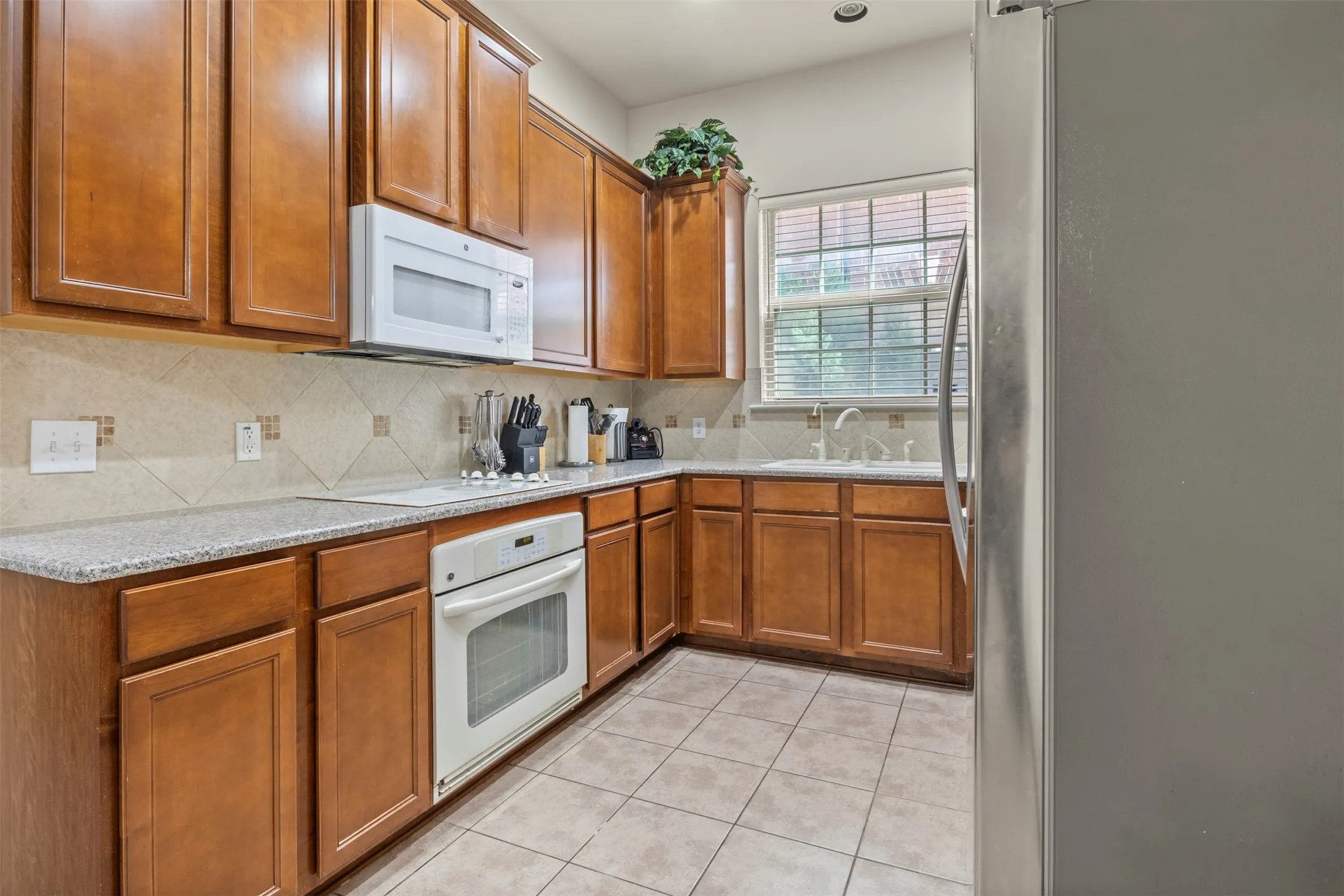 Townhouse For Sale in Dallas County , 8712 Iron Horse Drive, Irving, Texas 75063, 3 Bedroom, 3 Bathroom, 2 Garage spaces, 1,931 Sqft, built in 2008, mls#21326373, Real Estate Agent in Irving, Homes For Sale in Dallas county, Homes For Sale in Irving, Realtor in Irving Texas, Real Estate Brokerage Independent Realty Texas, Luminita Cordes Realtor
