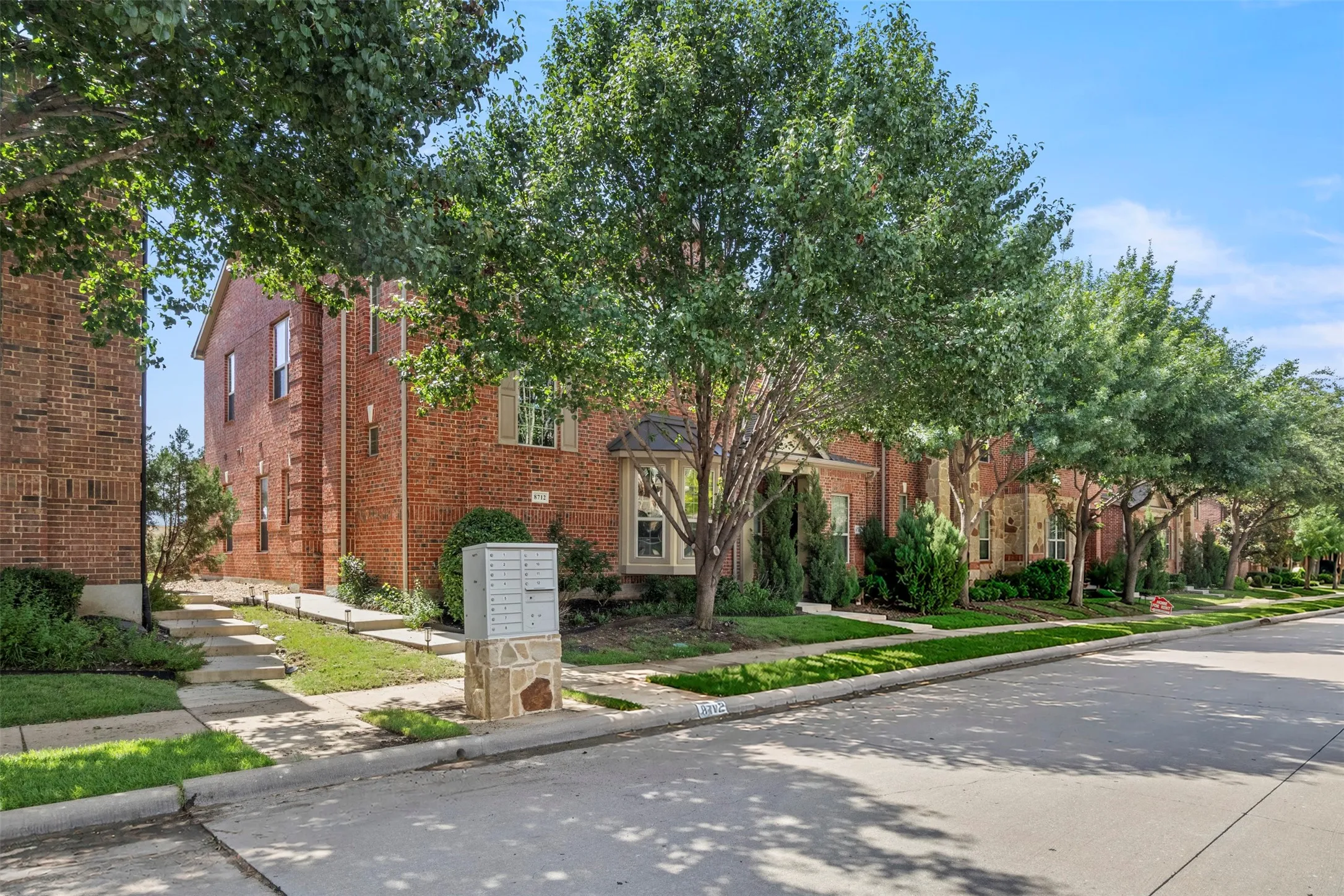 Townhouse For Sale in Dallas County , 8712 Iron Horse Drive, Irving, Texas 75063, 3 Bedroom, 3 Bathroom, 2 Garage spaces, 1,931 Sqft, built in 2008, mls#21326373, Real Estate Agent in Irving, Homes For Sale in Dallas county, Homes For Sale in Irving, Realtor in Irving Texas, Real Estate Brokerage Independent Realty Texas, Luminita Cordes Realtor