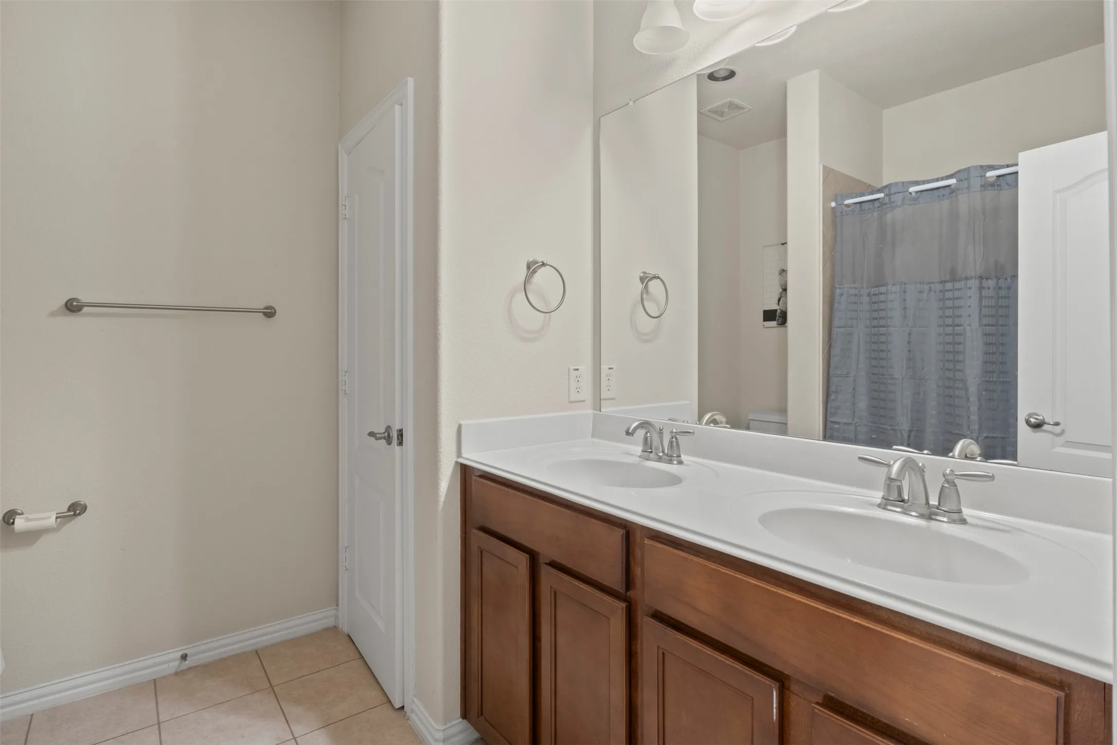 Townhouse For Sale in Dallas County , 8712 Iron Horse Drive, Irving, Texas 75063, 3 Bedroom, 3 Bathroom, 2 Garage spaces, 1,931 Sqft, built in 2008, mls#21326373, Real Estate Agent in Irving, Homes For Sale in Dallas county, Homes For Sale in Irving, Realtor in Irving Texas, Real Estate Brokerage Independent Realty Texas, Luminita Cordes Realtor