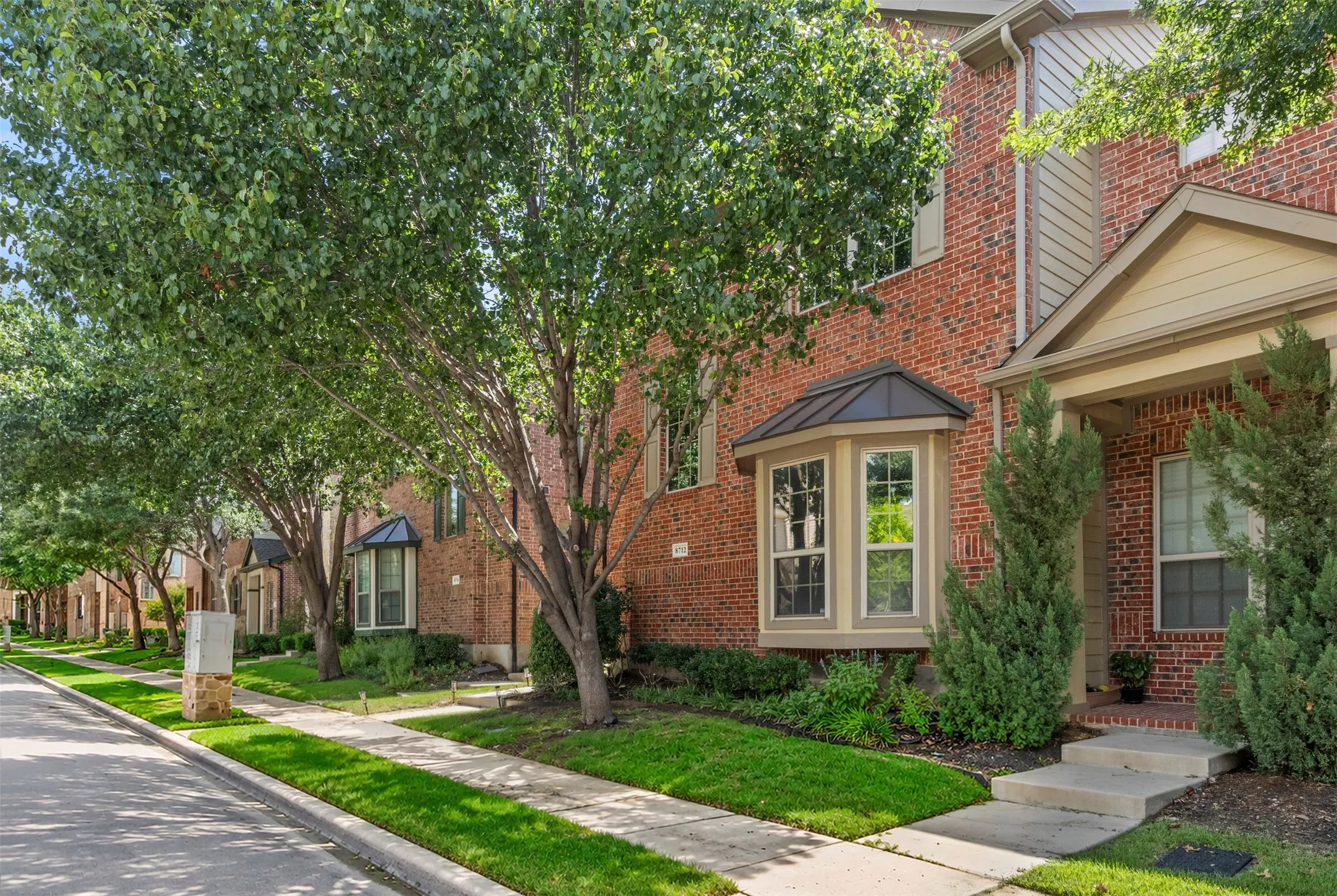 Townhouse For Sale in Dallas County , 8712 Iron Horse Drive, Irving, Texas 75063, 3 Bedroom, 3 Bathroom, 2 Garage spaces, 1,931 Sqft, built in 2008, mls#21326373, Real Estate Agent in Irving, Homes For Sale in Dallas county, Homes For Sale in Irving, Realtor in Irving Texas, Real Estate Brokerage Independent Realty Texas, Luminita Cordes Realtor