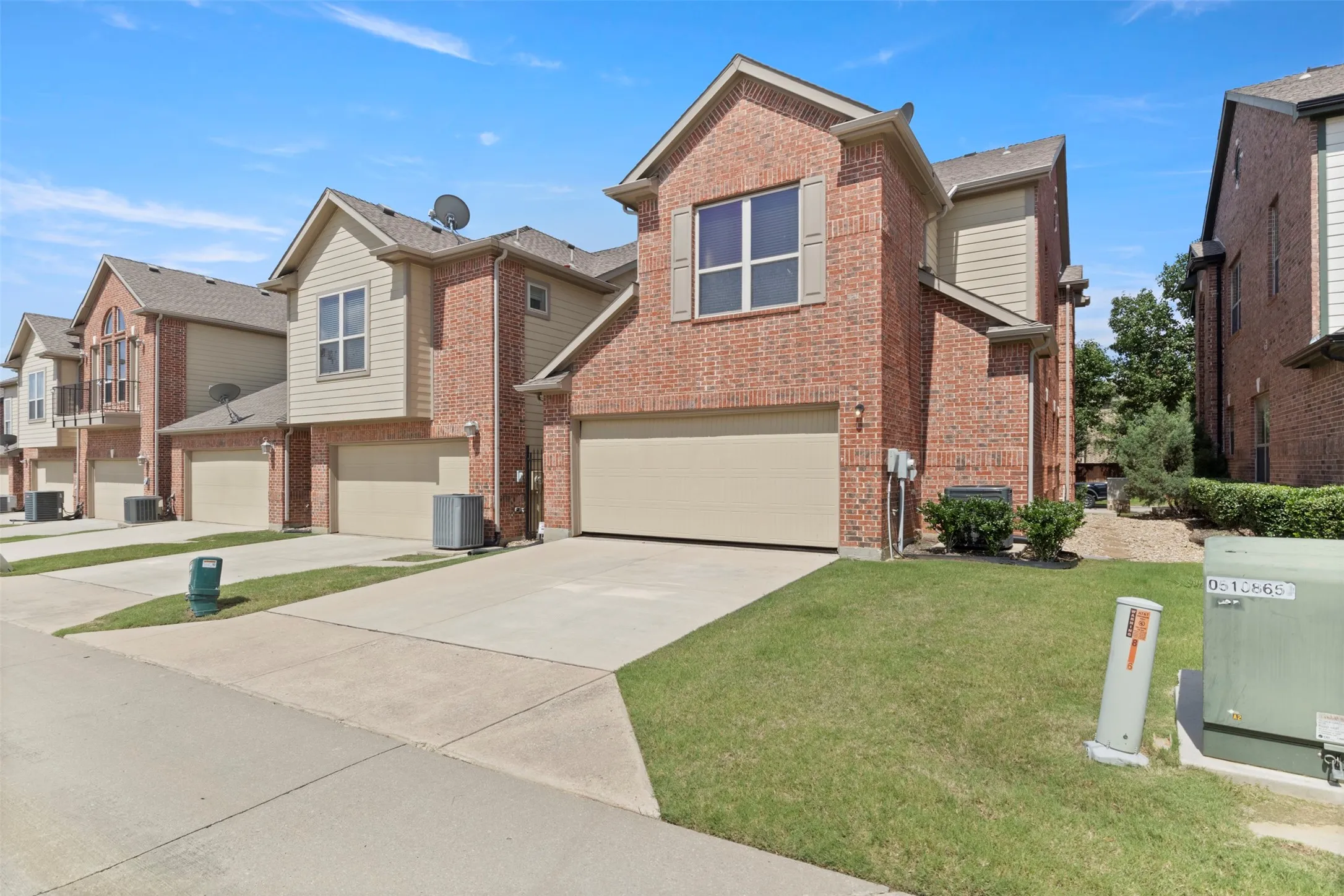Townhouse For Sale in Dallas County , 8712 Iron Horse Drive, Irving, Texas 75063, 3 Bedroom, 3 Bathroom, 2 Garage spaces, 1,931 Sqft, built in 2008, mls#21326373, Real Estate Agent in Irving, Homes For Sale in Dallas county, Homes For Sale in Irving, Realtor in Irving Texas, Real Estate Brokerage Independent Realty Texas, Luminita Cordes Realtor