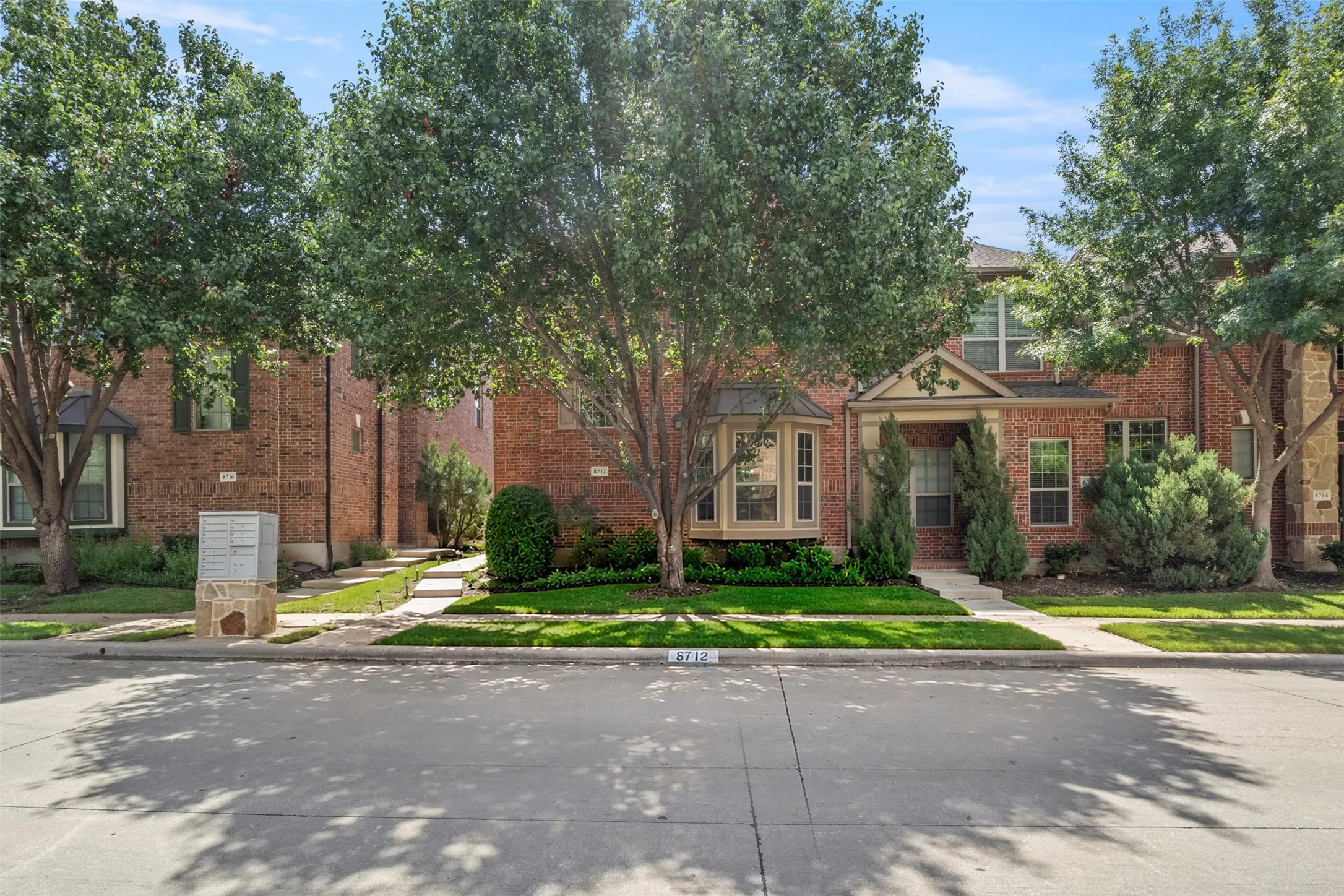 Townhouse For Sale in Dallas County , 8712 Iron Horse Drive, Irving, Texas 75063, 3 Bedroom, 3 Bathroom, 2 Garage spaces, 1,931 Sqft, built in 2008, mls#21326373, Real Estate Agent in Irving, Homes For Sale in Dallas county, Homes For Sale in Irving, Realtor in Irving Texas, Real Estate Brokerage Independent Realty Texas, Luminita Cordes Realtor