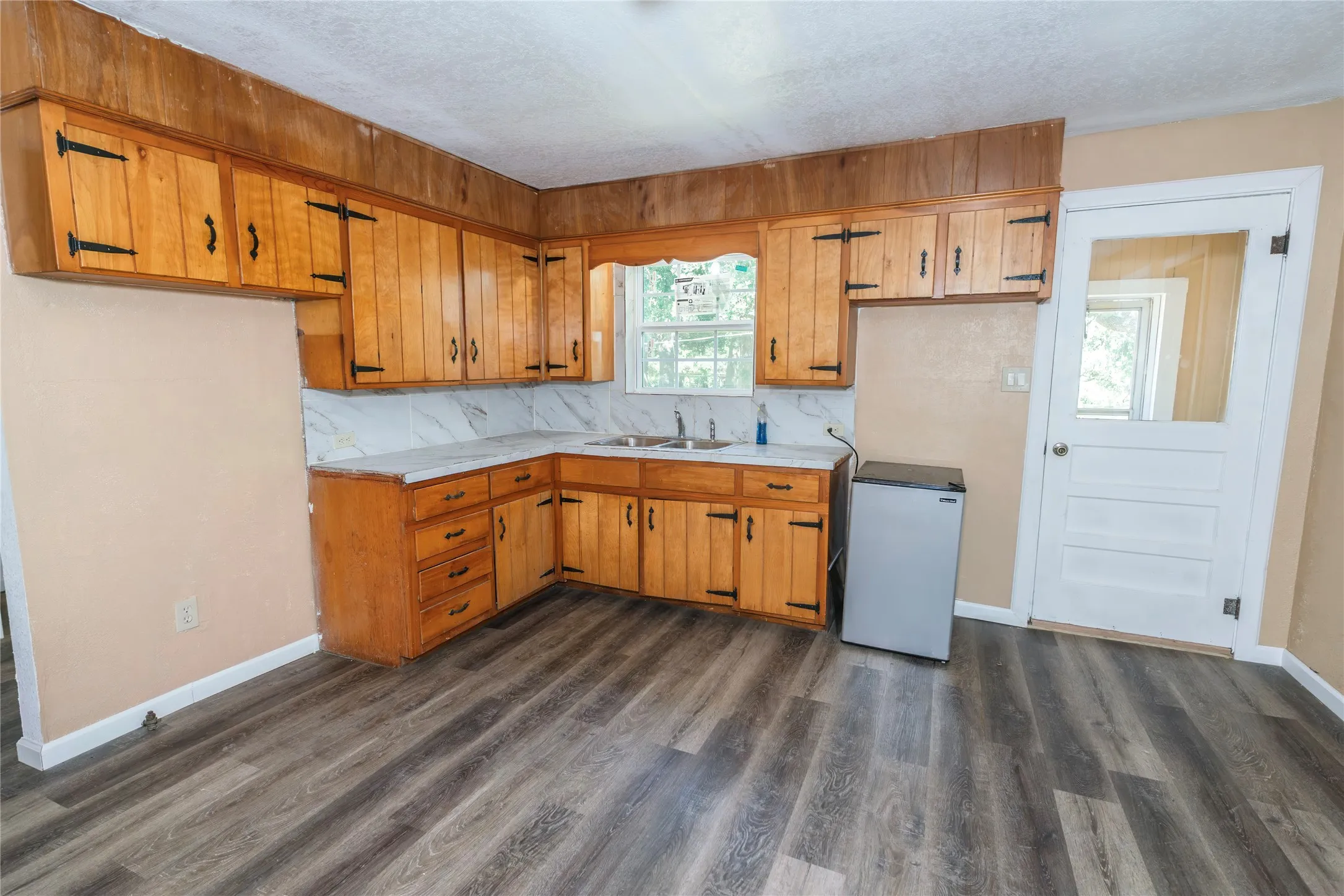 Single Family Residence For Sale in Montague County , 304 Jack Grace Hill Road, Bowie, Texas 76230, 3 Bedroom, 1 Bathroom, 2 Garage spaces, 1,416 Sqft, built in 1940, mls#21326420, Real Estate Agent in Bowie, Homes For Sale in Montague county, Homes For Sale in Bowie, Realtor in Bowie Texas, Real Estate Brokerage Independent Realty Texas, Luminita Cordes Realtor