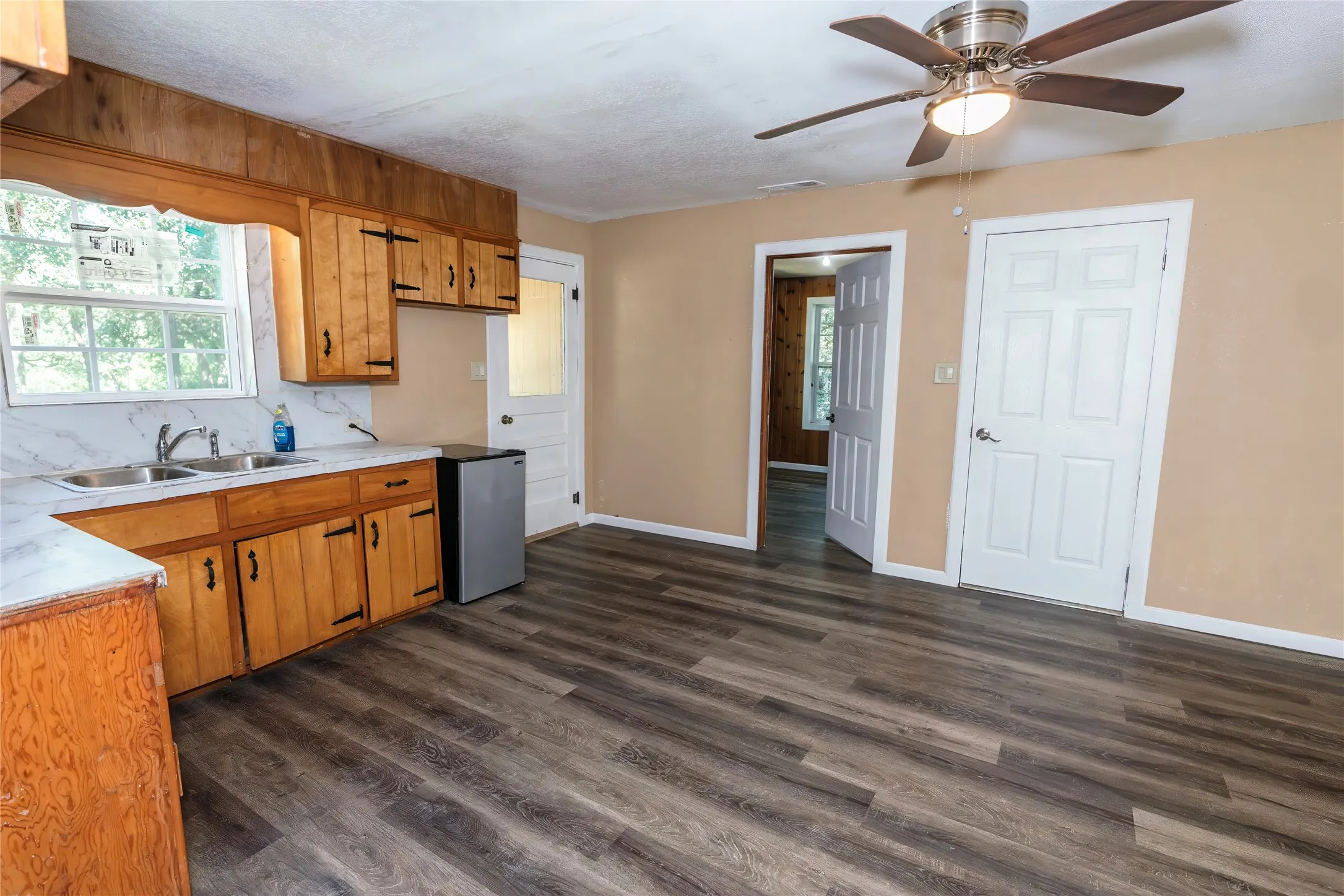 Single Family Residence For Sale in Montague County , 304 Jack Grace Hill Road, Bowie, Texas 76230, 3 Bedroom, 1 Bathroom, 2 Garage spaces, 1,416 Sqft, built in 1940, mls#21326420, Real Estate Agent in Bowie, Homes For Sale in Montague county, Homes For Sale in Bowie, Realtor in Bowie Texas, Real Estate Brokerage Independent Realty Texas, Luminita Cordes Realtor