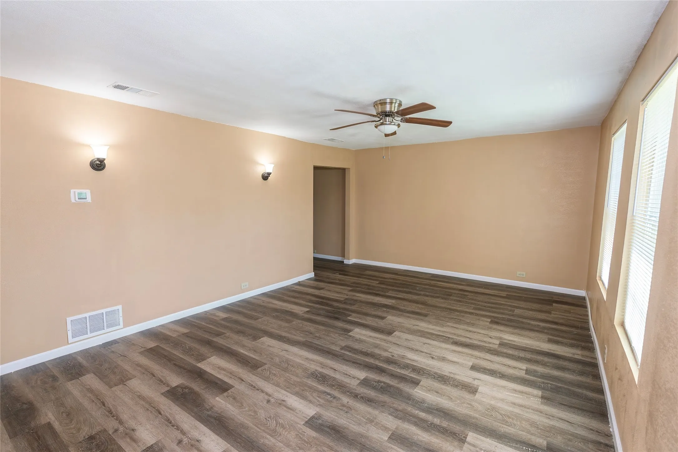 Single Family Residence For Sale in Montague County , 304 Jack Grace Hill Road, Bowie, Texas 76230, 3 Bedroom, 1 Bathroom, 2 Garage spaces, 1,416 Sqft, built in 1940, mls#21326420, Real Estate Agent in Bowie, Homes For Sale in Montague county, Homes For Sale in Bowie, Realtor in Bowie Texas, Real Estate Brokerage Independent Realty Texas, Luminita Cordes Realtor