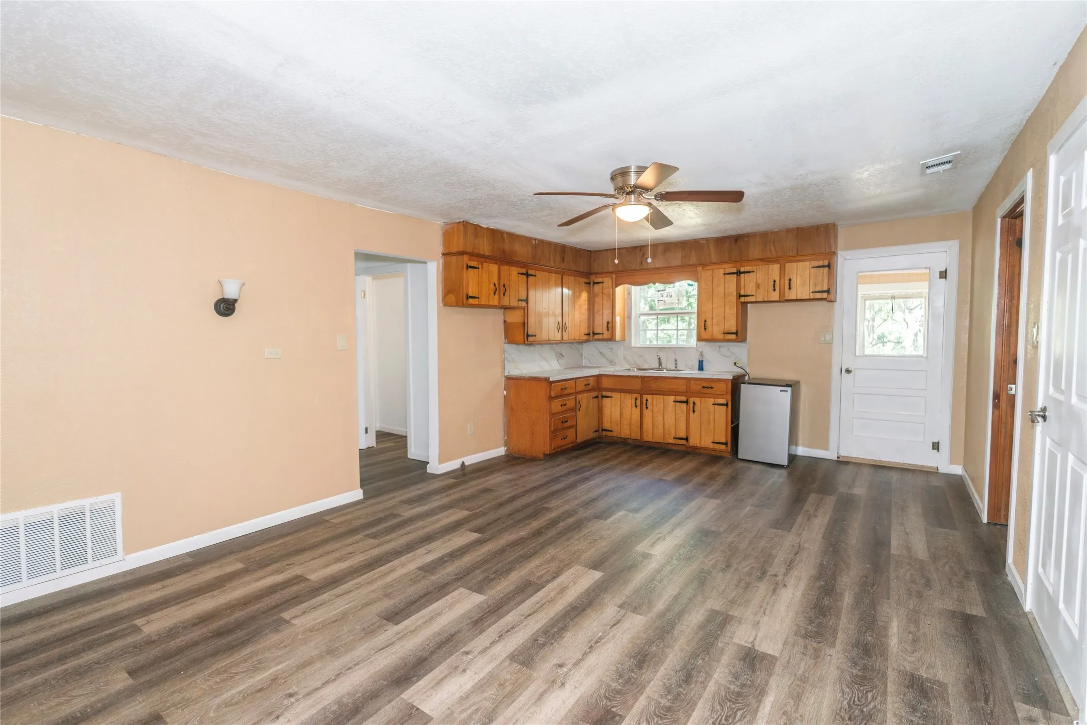Single Family Residence For Sale in Montague County , 304 Jack Grace Hill Road, Bowie, Texas 76230, 3 Bedroom, 1 Bathroom, 2 Garage spaces, 1,416 Sqft, built in 1940, mls#21326420, Real Estate Agent in Bowie, Homes For Sale in Montague county, Homes For Sale in Bowie, Realtor in Bowie Texas, Real Estate Brokerage Independent Realty Texas, Luminita Cordes Realtor