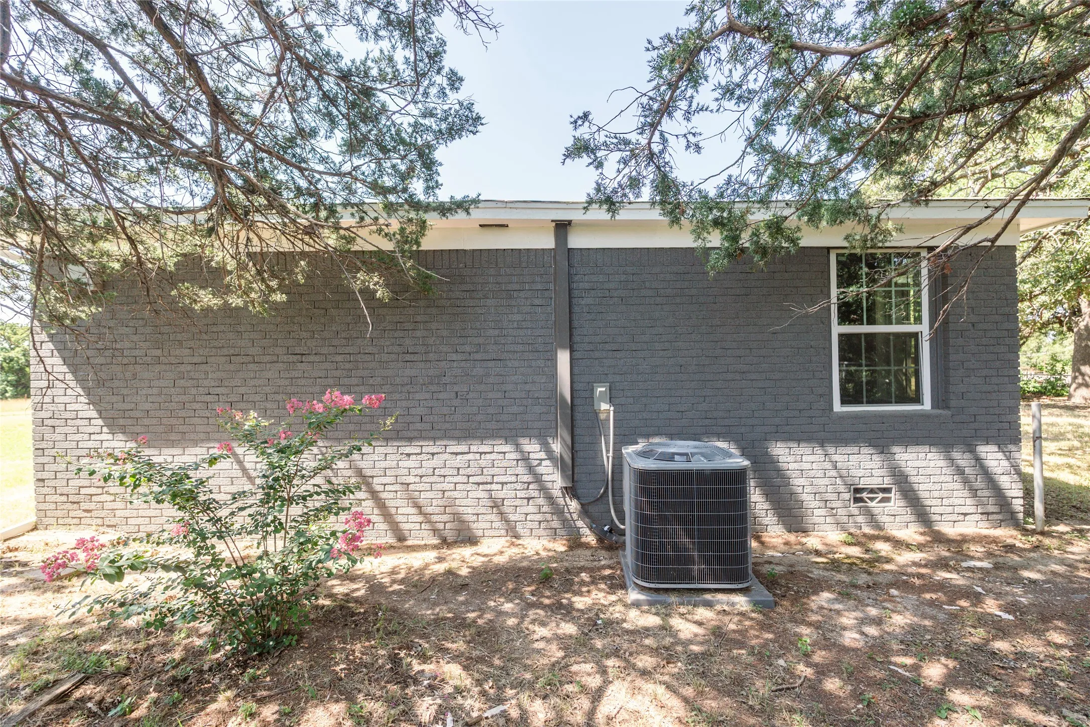 Single Family Residence For Sale in Montague County , 304 Jack Grace Hill Road, Bowie, Texas 76230, 3 Bedroom, 1 Bathroom, 2 Garage spaces, 1,416 Sqft, built in 1940, mls#21326420, Real Estate Agent in Bowie, Homes For Sale in Montague county, Homes For Sale in Bowie, Realtor in Bowie Texas, Real Estate Brokerage Independent Realty Texas, Luminita Cordes Realtor