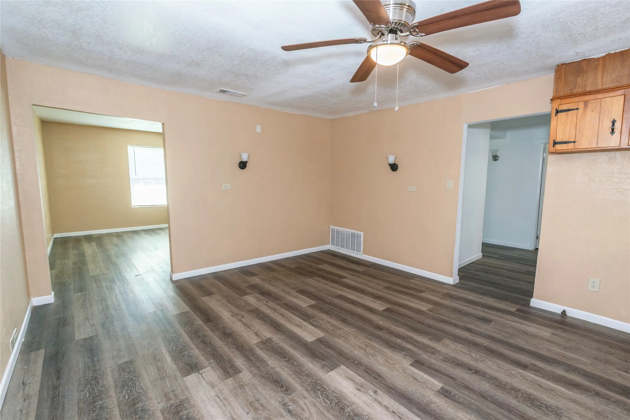 Single Family Residence For Sale in Montague County , 304 Jack Grace Hill Road, Bowie, Texas 76230, 3 Bedroom, 1 Bathroom, 2 Garage spaces, 1,416 Sqft, built in 1940, mls#21326420, Real Estate Agent in Bowie, Homes For Sale in Montague county, Homes For Sale in Bowie, Realtor in Bowie Texas, Real Estate Brokerage Independent Realty Texas, Luminita Cordes Realtor
