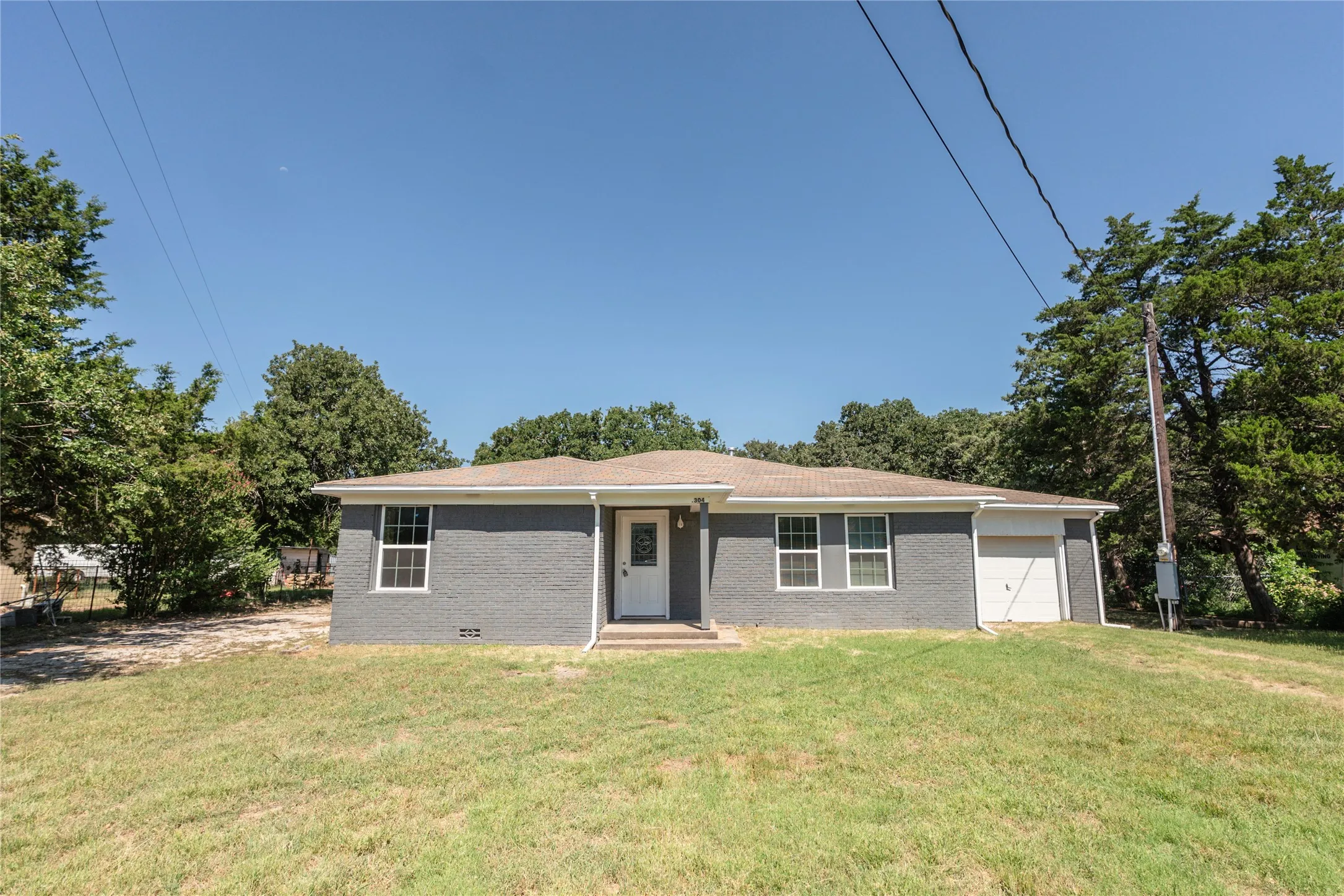 Single Family Residence For Sale in Montague County , 304 Jack Grace Hill Road, Bowie, Texas 76230, 3 Bedroom, 1 Bathroom, 2 Garage spaces, 1,416 Sqft, built in 1940, mls#21326420, Real Estate Agent in Bowie, Homes For Sale in Montague county, Homes For Sale in Bowie, Realtor in Bowie Texas, Real Estate Brokerage Independent Realty Texas, Luminita Cordes Realtor