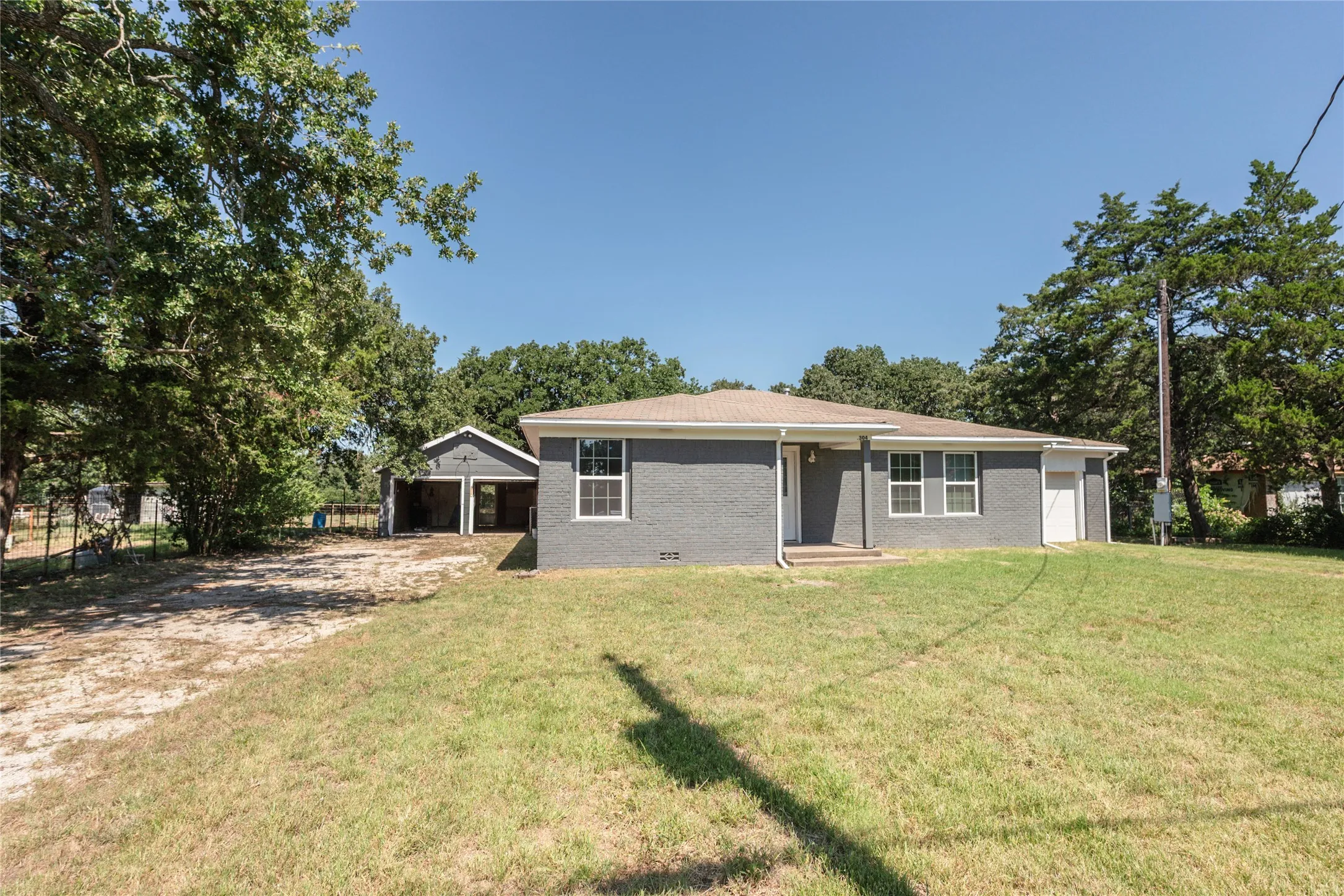 Single Family Residence For Sale in Montague County , 304 Jack Grace Hill Road, Bowie, Texas 76230, 3 Bedroom, 1 Bathroom, 2 Garage spaces, 1,416 Sqft, built in 1940, mls#21326420, Real Estate Agent in Bowie, Homes For Sale in Montague county, Homes For Sale in Bowie, Realtor in Bowie Texas, Real Estate Brokerage Independent Realty Texas, Luminita Cordes Realtor