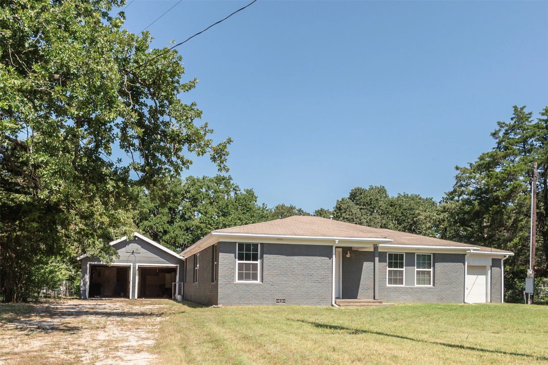 Single Family Residence For Sale in Montague County , 304 Jack Grace Hill Road, Bowie, Texas 76230, 3 Bedroom, 1 Bathroom, 2 Garage spaces, 1,416 Sqft, built in 1940, mls#21326420, Real Estate Agent in Bowie, Homes For Sale in Montague county, Homes For Sale in Bowie, Realtor in Bowie Texas, Real Estate Brokerage Independent Realty Texas, Luminita Cordes Realtor