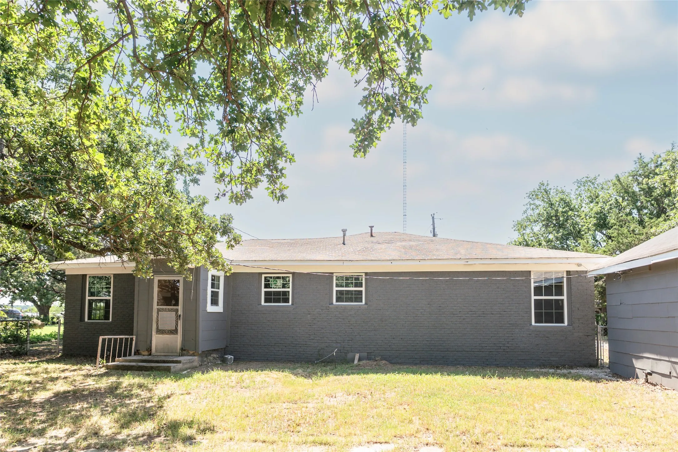 Single Family Residence For Sale in Montague County , 304 Jack Grace Hill Road, Bowie, Texas 76230, 3 Bedroom, 1 Bathroom, 2 Garage spaces, 1,416 Sqft, built in 1940, mls#21326420, Real Estate Agent in Bowie, Homes For Sale in Montague county, Homes For Sale in Bowie, Realtor in Bowie Texas, Real Estate Brokerage Independent Realty Texas, Luminita Cordes Realtor