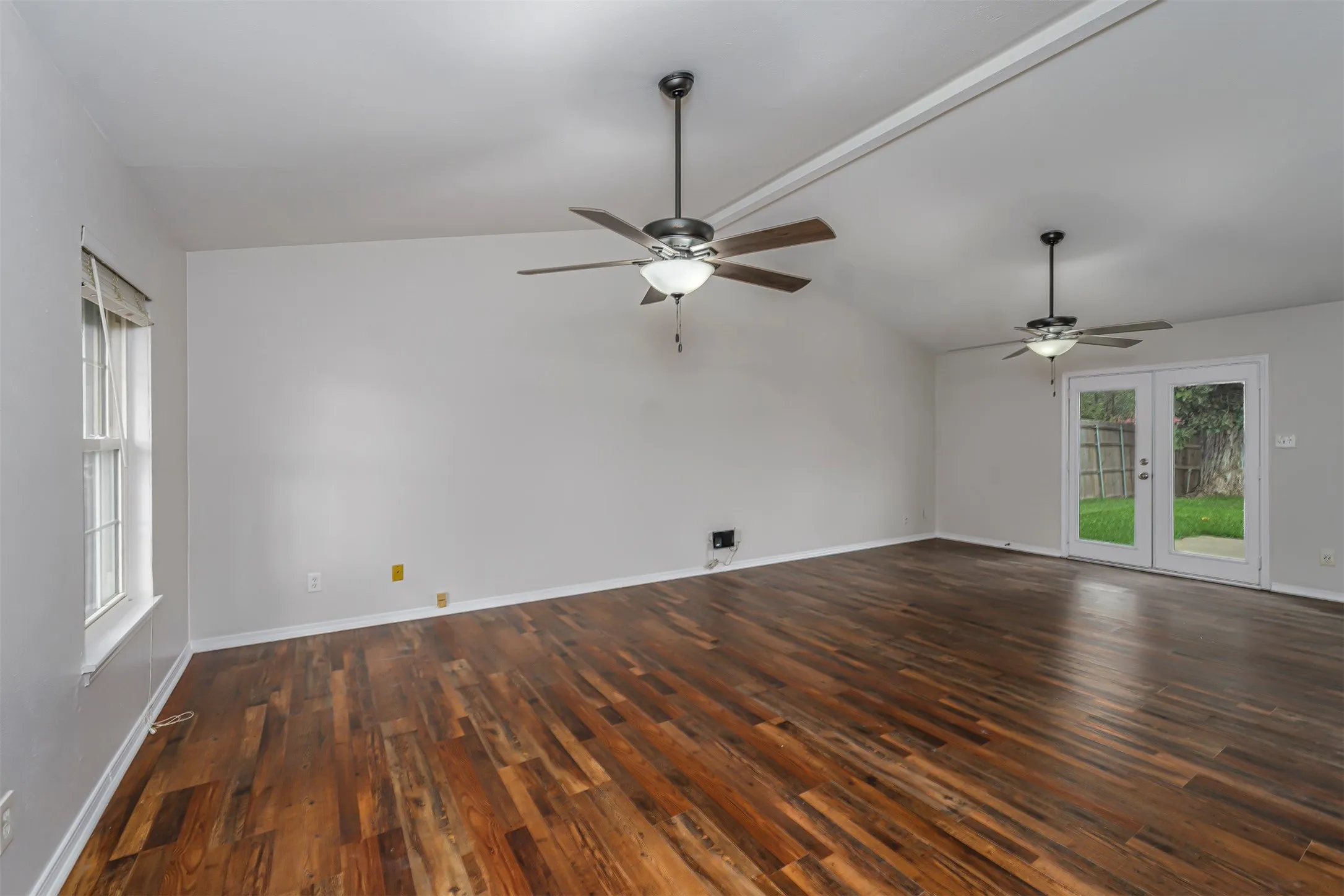 Single Family Residence For Sale in Dallas County , 128 Kingsbridge Drive, Garland, Texas 75040, 3 Bedroom, 2 Bathroom, 2 Garage spaces, 1,419 Sqft, built in 1984, mls#21326356, Real Estate Agent in Garland, Homes For Sale in Dallas county, Homes For Sale in Garland, Realtor in Garland Texas, Real Estate Brokerage Independent Realty Texas, Luminita Cordes Realtor