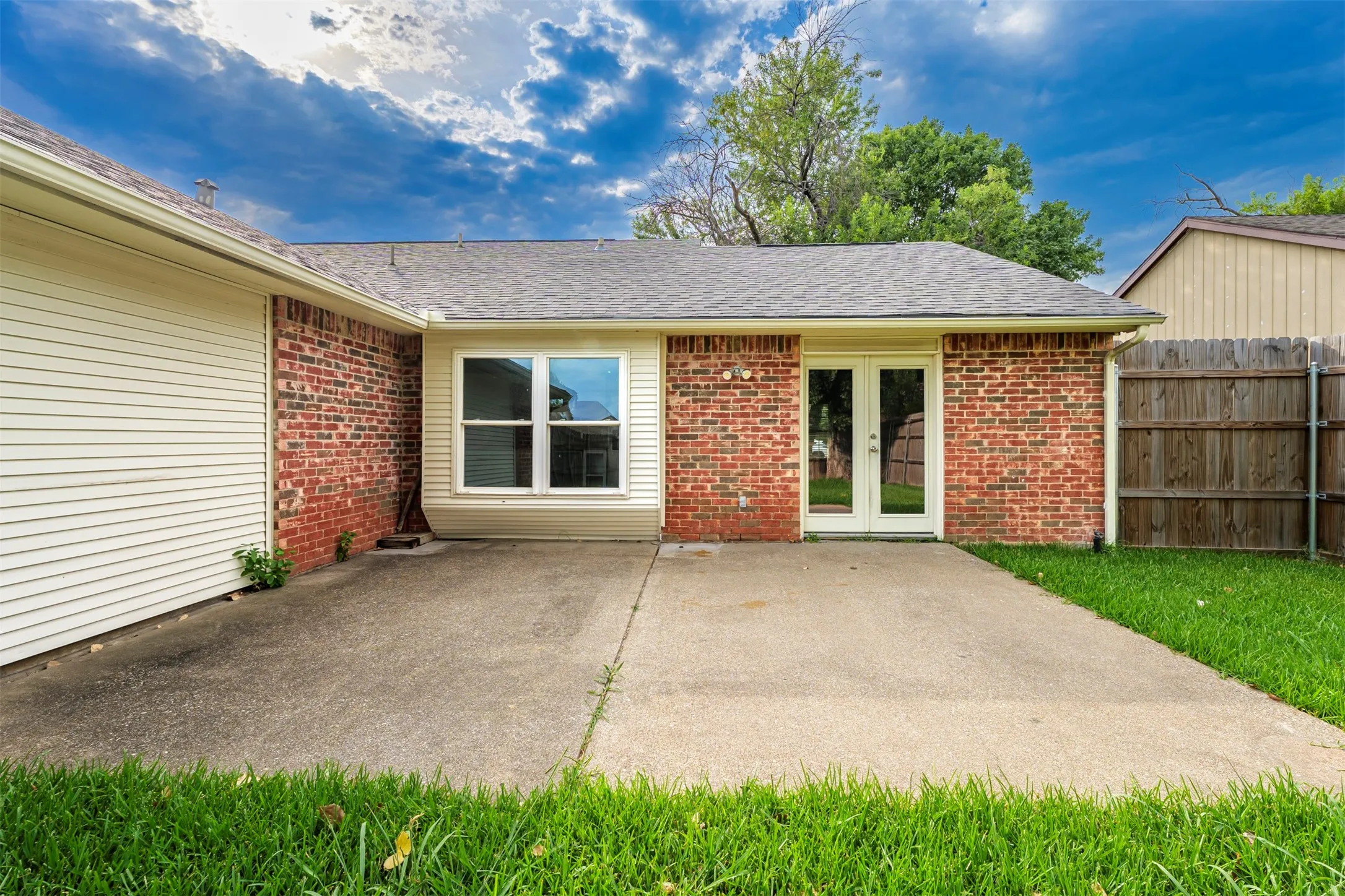 Single Family Residence For Sale in Dallas County , 128 Kingsbridge Drive, Garland, Texas 75040, 3 Bedroom, 2 Bathroom, 2 Garage spaces, 1,419 Sqft, built in 1984, mls#21326356, Real Estate Agent in Garland, Homes For Sale in Dallas county, Homes For Sale in Garland, Realtor in Garland Texas, Real Estate Brokerage Independent Realty Texas, Luminita Cordes Realtor