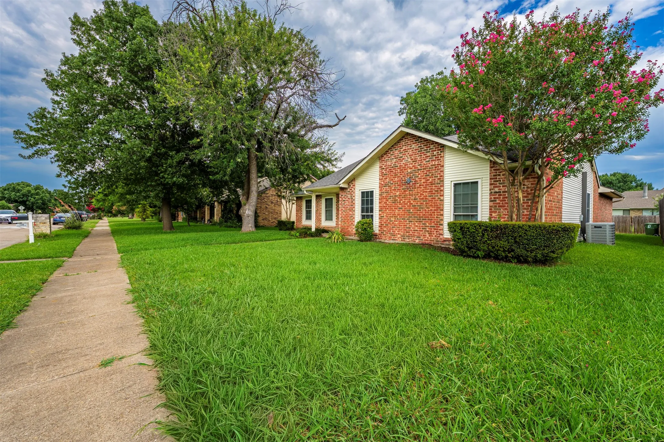 Single Family Residence For Sale in Dallas County , 128 Kingsbridge Drive, Garland, Texas 75040, 3 Bedroom, 2 Bathroom, 2 Garage spaces, 1,419 Sqft, built in 1984, mls#21326356, Real Estate Agent in Garland, Homes For Sale in Dallas county, Homes For Sale in Garland, Realtor in Garland Texas, Real Estate Brokerage Independent Realty Texas, Luminita Cordes Realtor