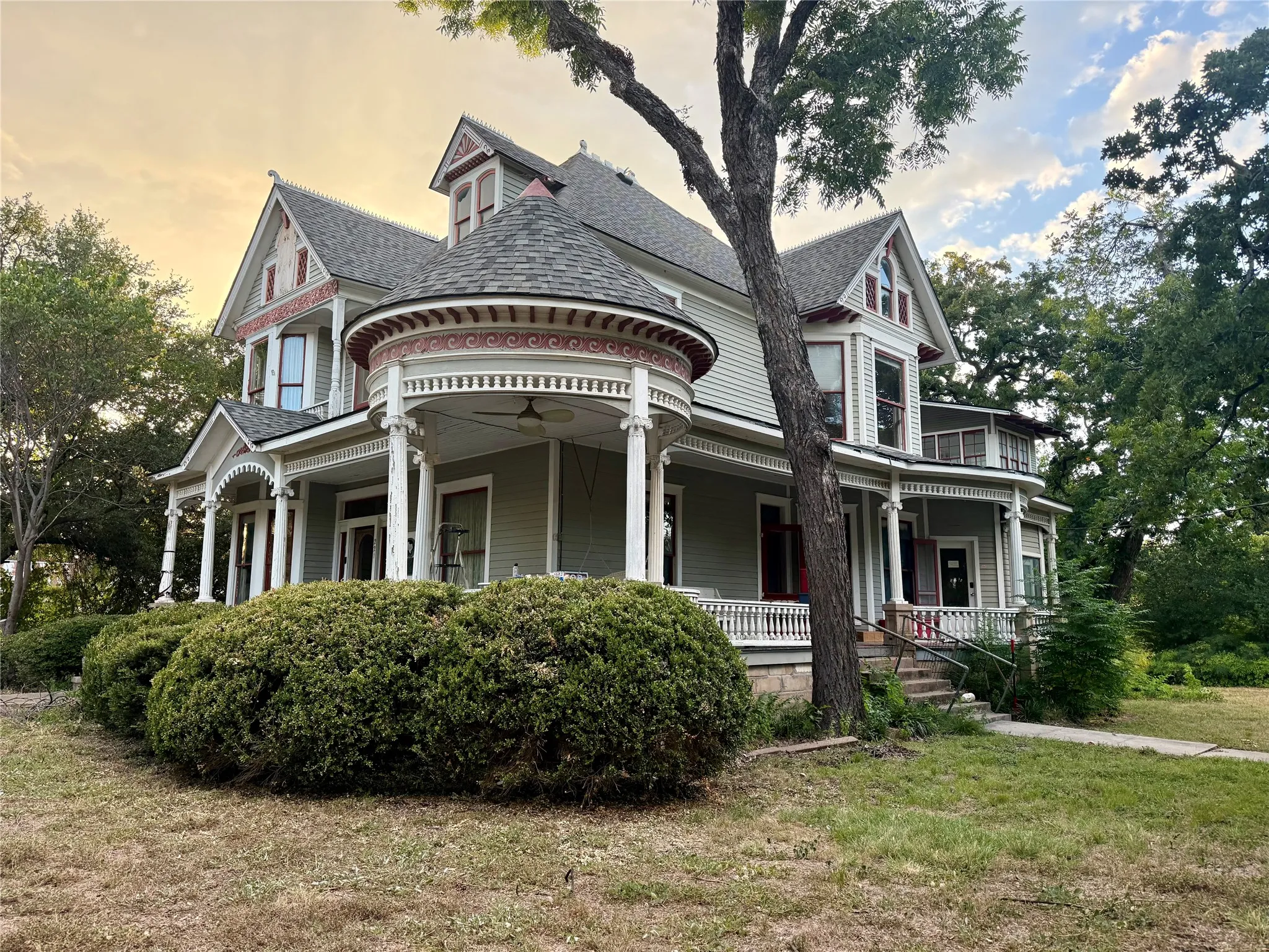 Single Family Residence For Sale in Hood County , 221 E Bridge Street, Granbury, Texas 76048, 4 Bedroom, 3 Bathroom, Garage spaces, 3,548 Sqft, built in 1904, mls#21326107, Real Estate Agent in Granbury, Homes For Sale in Hood county, Homes For Sale in Granbury, Realtor in Granbury Texas, Real Estate Brokerage Independent Realty Texas, Luminita Cordes Realtor