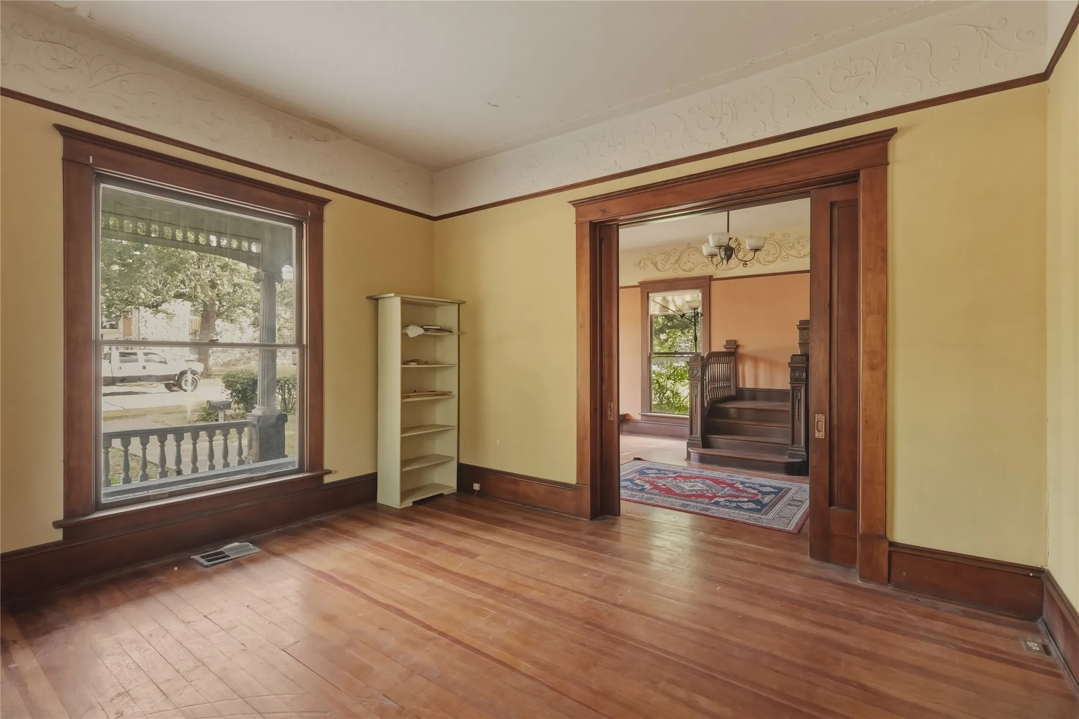 Single Family Residence For Sale in Hood County , 221 E Bridge Street, Granbury, Texas 76048, 4 Bedroom, 3 Bathroom, Garage spaces, 3,548 Sqft, built in 1904, mls#21326107, Real Estate Agent in Granbury, Homes For Sale in Hood county, Homes For Sale in Granbury, Realtor in Granbury Texas, Real Estate Brokerage Independent Realty Texas, Luminita Cordes Realtor