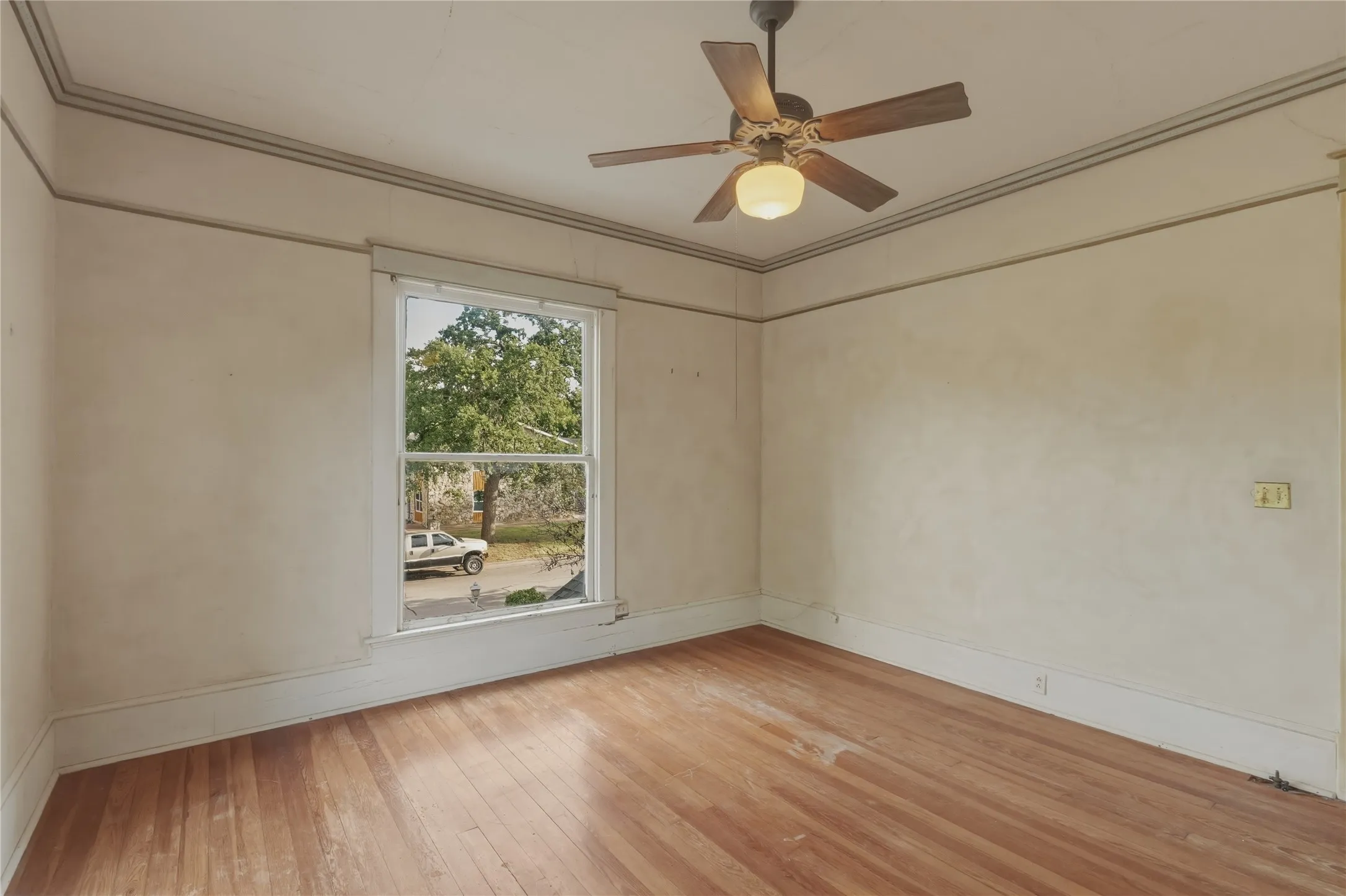 Single Family Residence For Sale in Hood County , 221 E Bridge Street, Granbury, Texas 76048, 4 Bedroom, 3 Bathroom, Garage spaces, 3,548 Sqft, built in 1904, mls#21326107, Real Estate Agent in Granbury, Homes For Sale in Hood county, Homes For Sale in Granbury, Realtor in Granbury Texas, Real Estate Brokerage Independent Realty Texas, Luminita Cordes Realtor