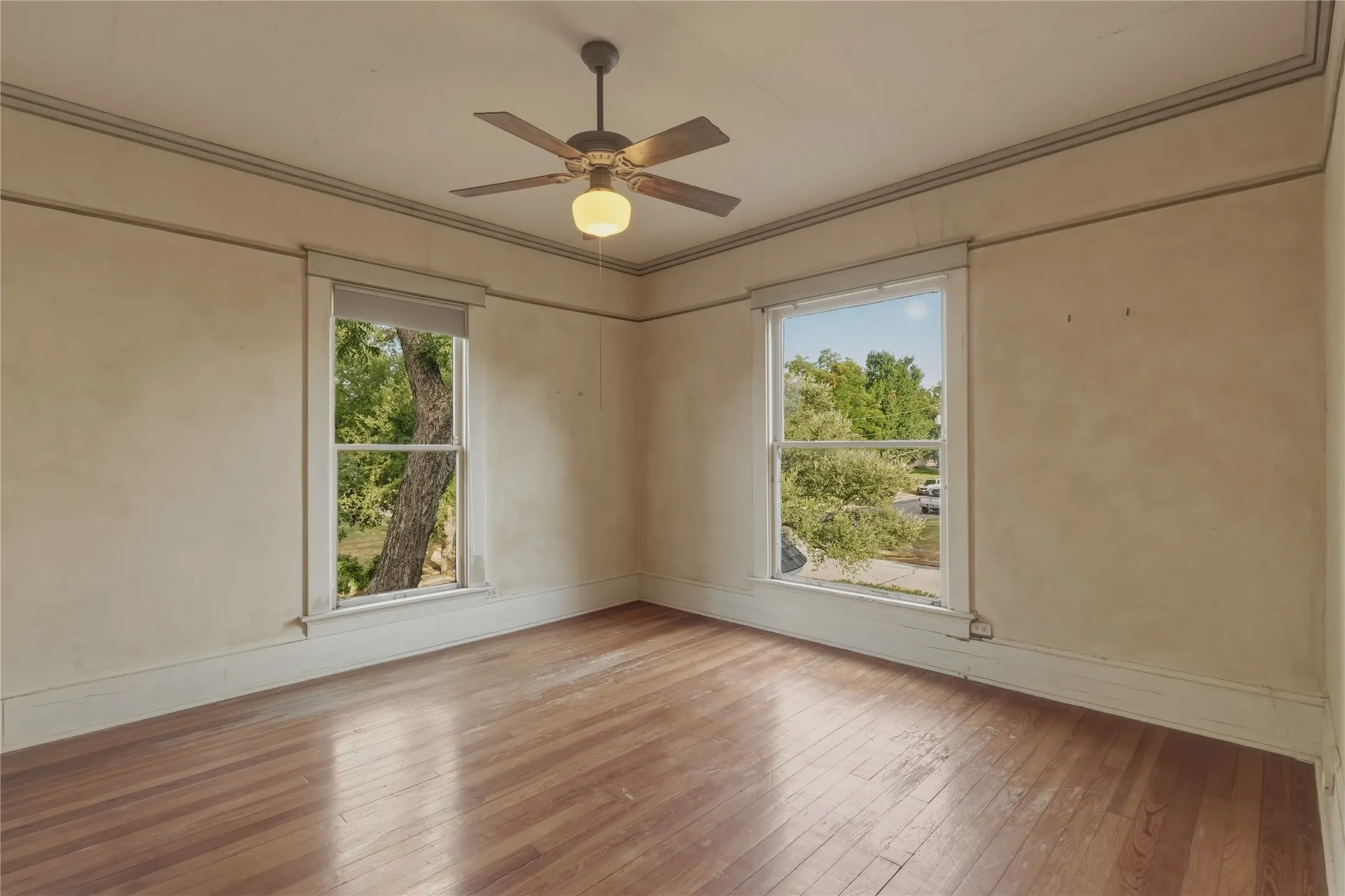 Single Family Residence For Sale in Hood County , 221 E Bridge Street, Granbury, Texas 76048, 4 Bedroom, 3 Bathroom, Garage spaces, 3,548 Sqft, built in 1904, mls#21326107, Real Estate Agent in Granbury, Homes For Sale in Hood county, Homes For Sale in Granbury, Realtor in Granbury Texas, Real Estate Brokerage Independent Realty Texas, Luminita Cordes Realtor