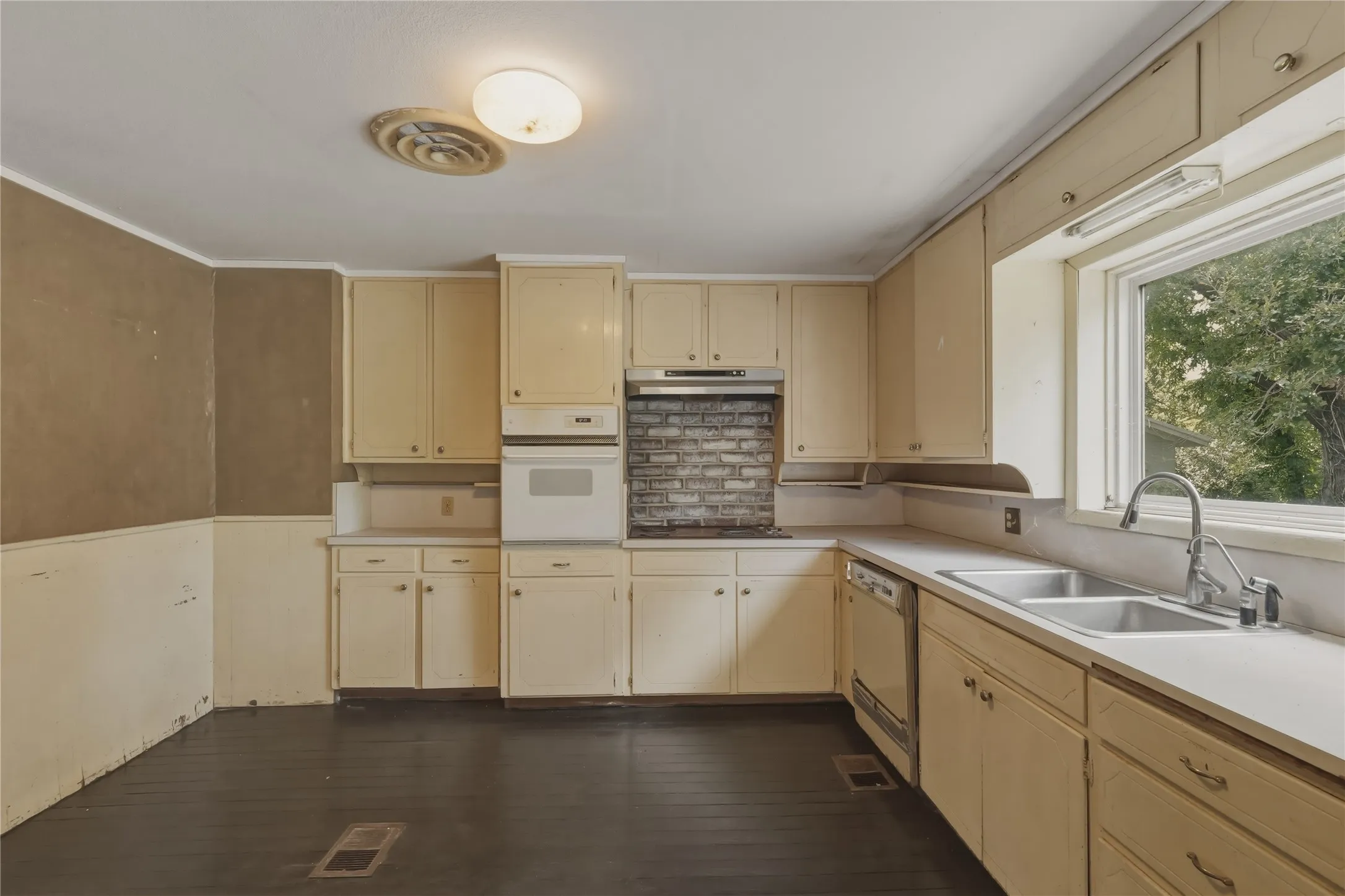 Single Family Residence For Sale in Hood County , 221 E Bridge Street, Granbury, Texas 76048, 4 Bedroom, 3 Bathroom, Garage spaces, 3,548 Sqft, built in 1904, mls#21326107, Real Estate Agent in Granbury, Homes For Sale in Hood county, Homes For Sale in Granbury, Realtor in Granbury Texas, Real Estate Brokerage Independent Realty Texas, Luminita Cordes Realtor