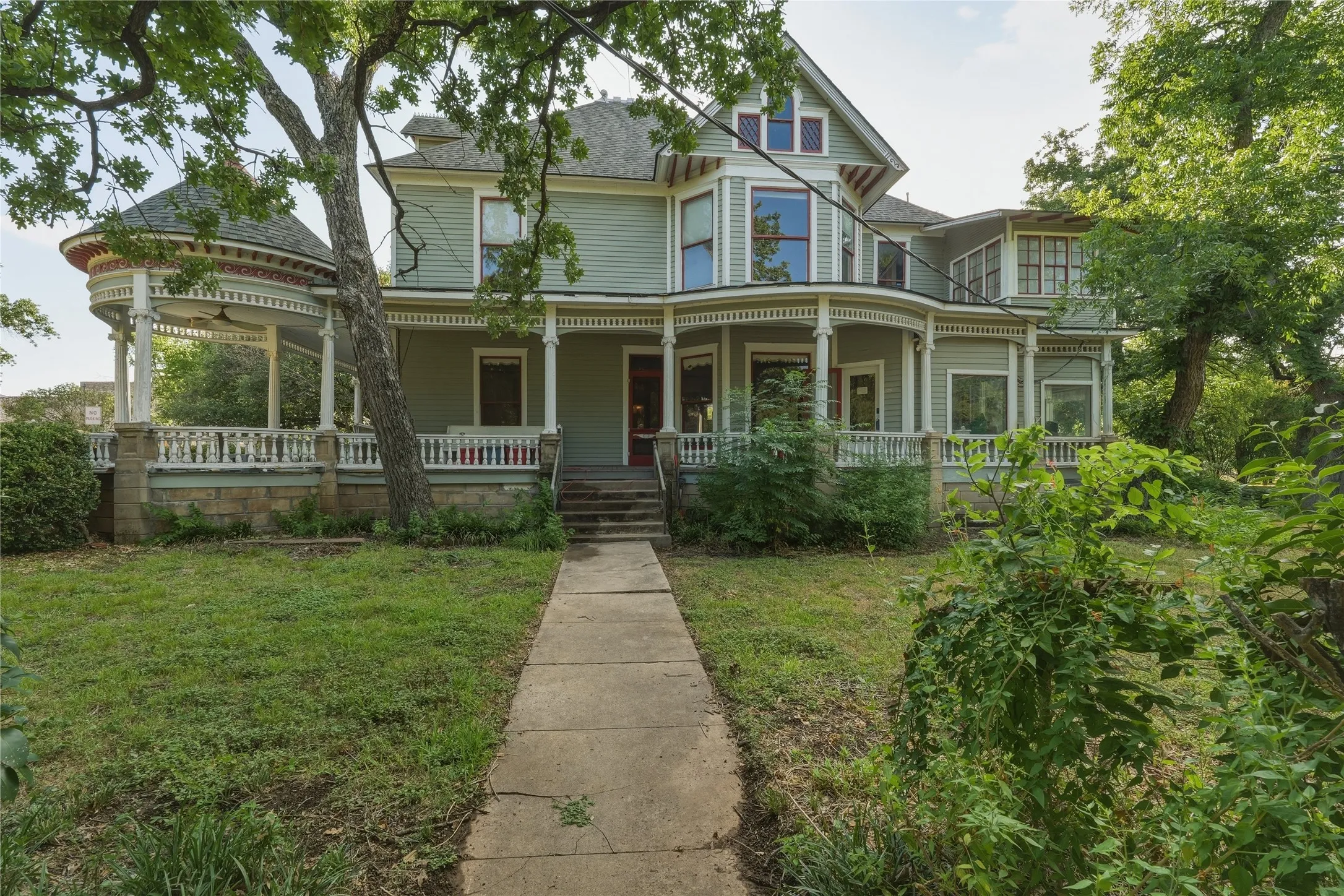 Single Family Residence For Sale in Hood County , 221 E Bridge Street, Granbury, Texas 76048, 4 Bedroom, 3 Bathroom, Garage spaces, 3,548 Sqft, built in 1904, mls#21326107, Real Estate Agent in Granbury, Homes For Sale in Hood county, Homes For Sale in Granbury, Realtor in Granbury Texas, Real Estate Brokerage Independent Realty Texas, Luminita Cordes Realtor