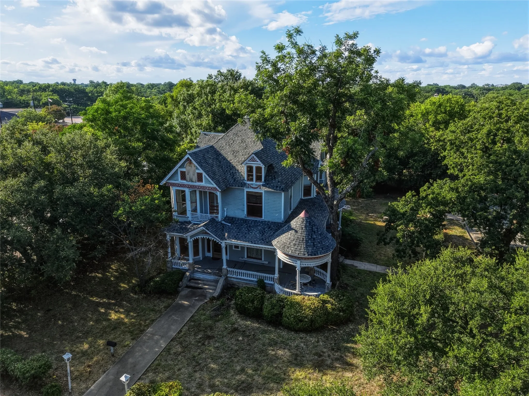 Single Family Residence For Sale in Hood County , 221 E Bridge Street, Granbury, Texas 76048, 4 Bedroom, 3 Bathroom, Garage spaces, 3,548 Sqft, built in 1904, mls#21326107, Real Estate Agent in Granbury, Homes For Sale in Hood county, Homes For Sale in Granbury, Realtor in Granbury Texas, Real Estate Brokerage Independent Realty Texas, Luminita Cordes Realtor
