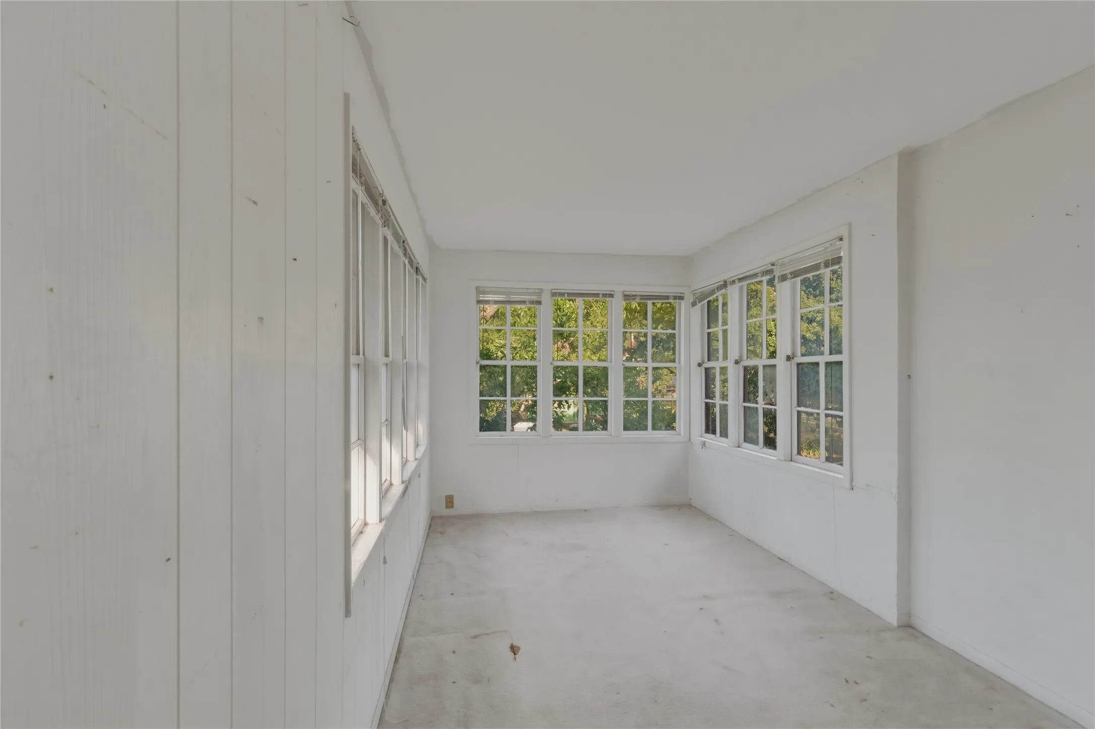 Single Family Residence For Sale in Hood County , 221 E Bridge Street, Granbury, Texas 76048, 4 Bedroom, 3 Bathroom, Garage spaces, 3,548 Sqft, built in 1904, mls#21326107, Real Estate Agent in Granbury, Homes For Sale in Hood county, Homes For Sale in Granbury, Realtor in Granbury Texas, Real Estate Brokerage Independent Realty Texas, Luminita Cordes Realtor