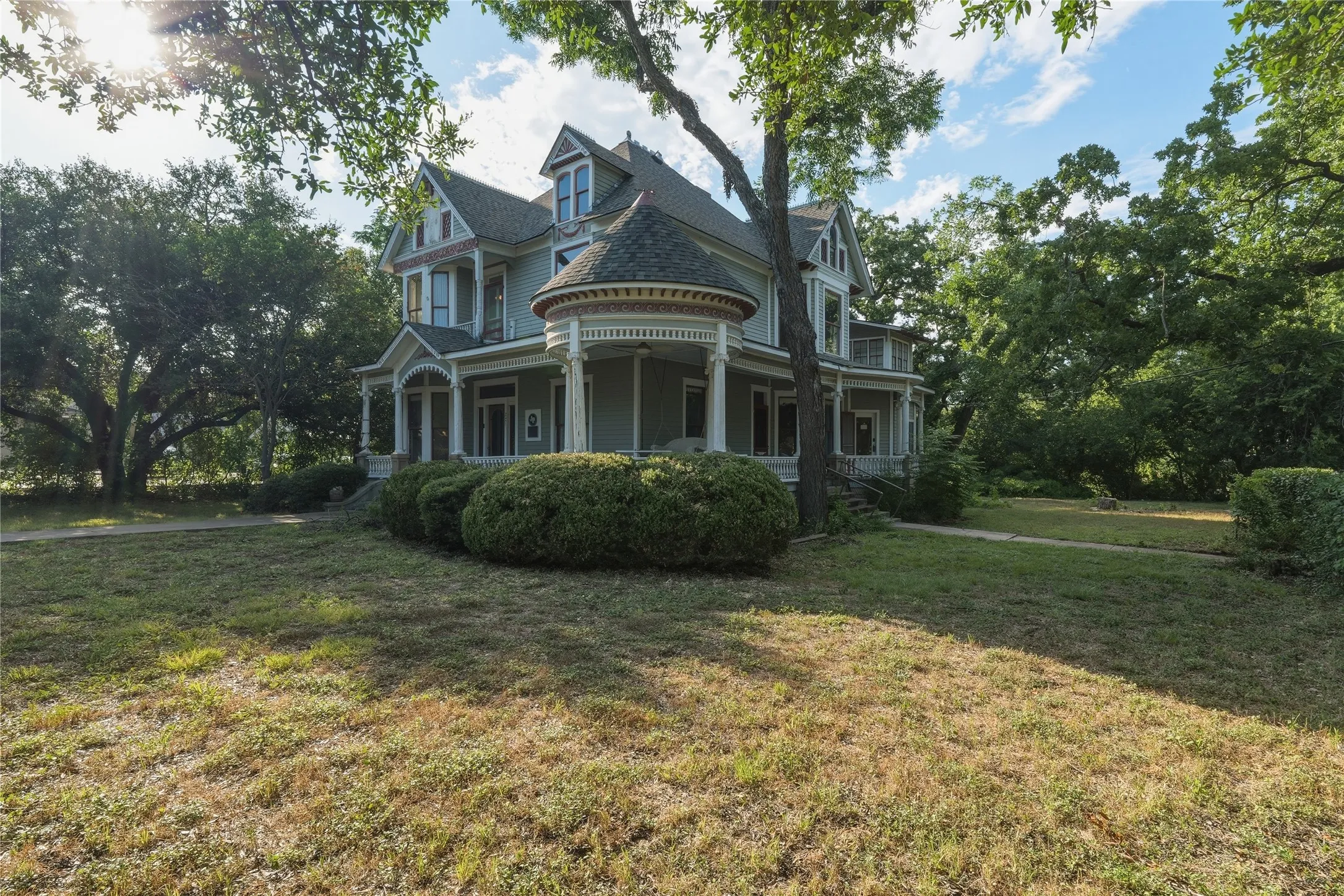 Single Family Residence For Sale in Hood County , 221 E Bridge Street, Granbury, Texas 76048, 4 Bedroom, 3 Bathroom, Garage spaces, 3,548 Sqft, built in 1904, mls#21326107, Real Estate Agent in Granbury, Homes For Sale in Hood county, Homes For Sale in Granbury, Realtor in Granbury Texas, Real Estate Brokerage Independent Realty Texas, Luminita Cordes Realtor