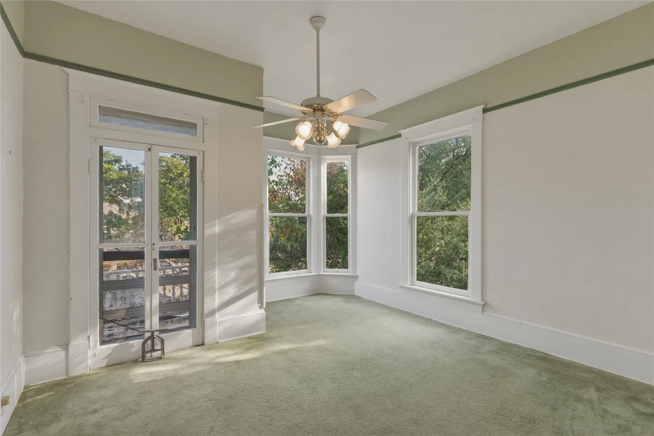 Single Family Residence For Sale in Hood County , 221 E Bridge Street, Granbury, Texas 76048, 4 Bedroom, 3 Bathroom, Garage spaces, 3,548 Sqft, built in 1904, mls#21326107, Real Estate Agent in Granbury, Homes For Sale in Hood county, Homes For Sale in Granbury, Realtor in Granbury Texas, Real Estate Brokerage Independent Realty Texas, Luminita Cordes Realtor