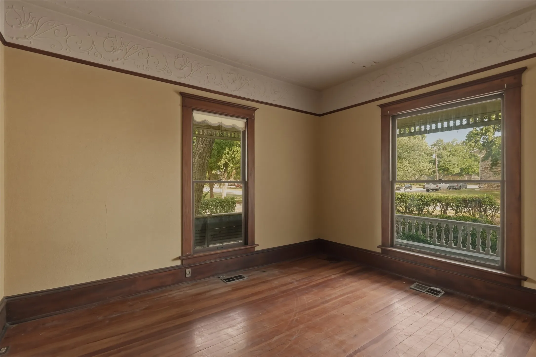 Single Family Residence For Sale in Hood County , 221 E Bridge Street, Granbury, Texas 76048, 4 Bedroom, 3 Bathroom, Garage spaces, 3,548 Sqft, built in 1904, mls#21326107, Real Estate Agent in Granbury, Homes For Sale in Hood county, Homes For Sale in Granbury, Realtor in Granbury Texas, Real Estate Brokerage Independent Realty Texas, Luminita Cordes Realtor