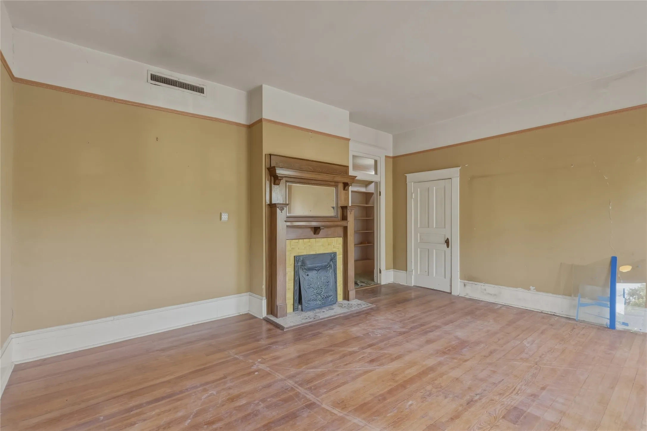 Single Family Residence For Sale in Hood County , 221 E Bridge Street, Granbury, Texas 76048, 4 Bedroom, 3 Bathroom, Garage spaces, 3,548 Sqft, built in 1904, mls#21326107, Real Estate Agent in Granbury, Homes For Sale in Hood county, Homes For Sale in Granbury, Realtor in Granbury Texas, Real Estate Brokerage Independent Realty Texas, Luminita Cordes Realtor