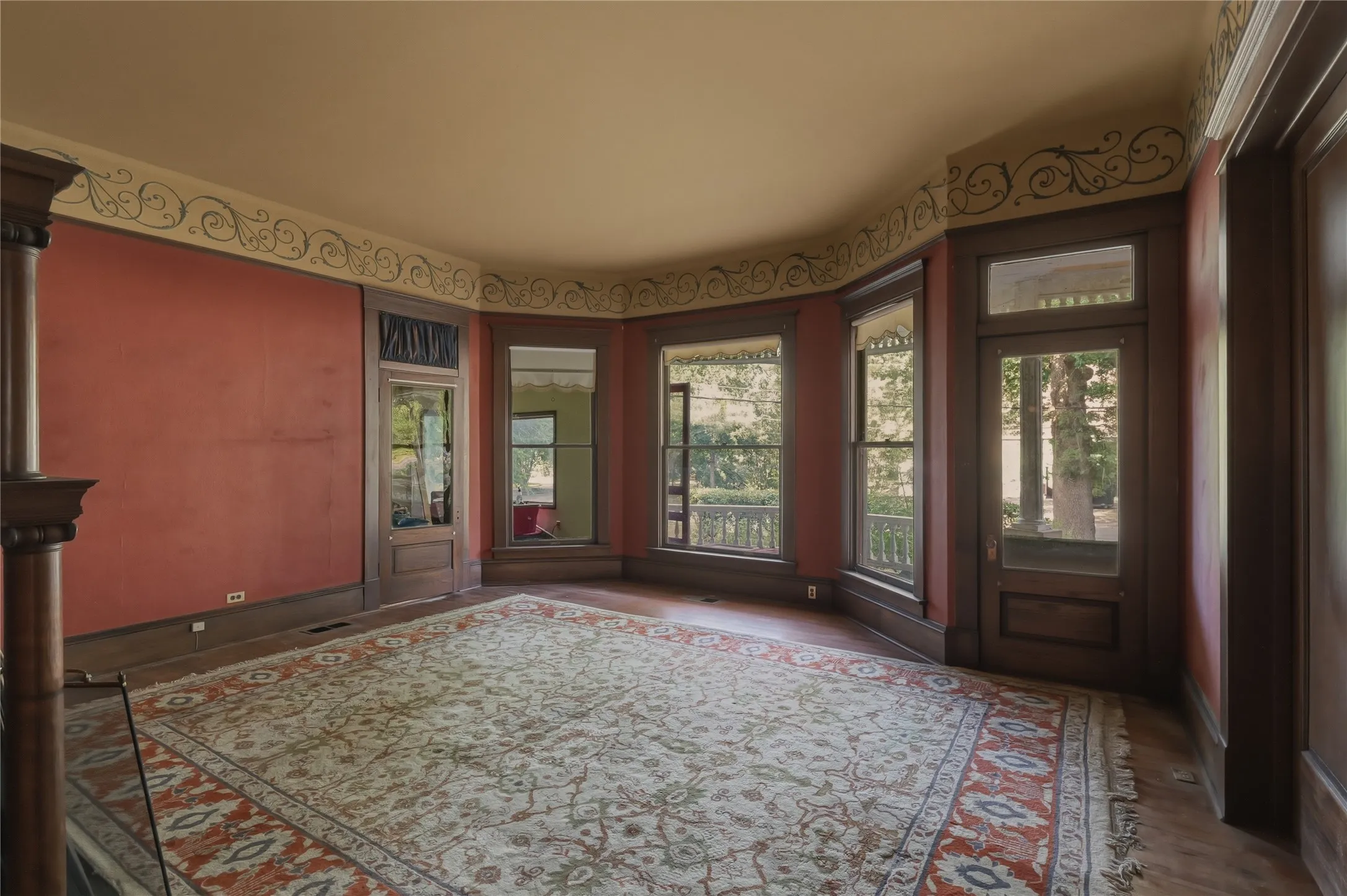Single Family Residence For Sale in Hood County , 221 E Bridge Street, Granbury, Texas 76048, 4 Bedroom, 3 Bathroom, Garage spaces, 3,548 Sqft, built in 1904, mls#21326107, Real Estate Agent in Granbury, Homes For Sale in Hood county, Homes For Sale in Granbury, Realtor in Granbury Texas, Real Estate Brokerage Independent Realty Texas, Luminita Cordes Realtor