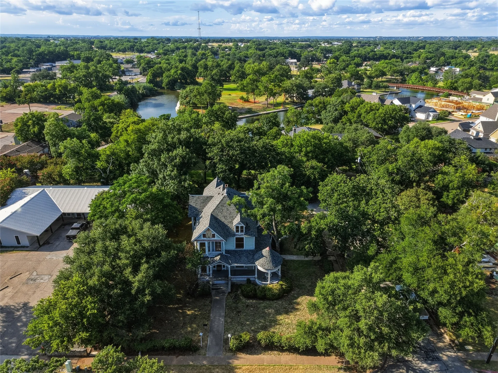 Single Family Residence For Sale in Hood County , 221 E Bridge Street, Granbury, Texas 76048, 4 Bedroom, 3 Bathroom, Garage spaces, 3,548 Sqft, built in 1904, mls#21326107, Real Estate Agent in Granbury, Homes For Sale in Hood county, Homes For Sale in Granbury, Realtor in Granbury Texas, Real Estate Brokerage Independent Realty Texas, Luminita Cordes Realtor