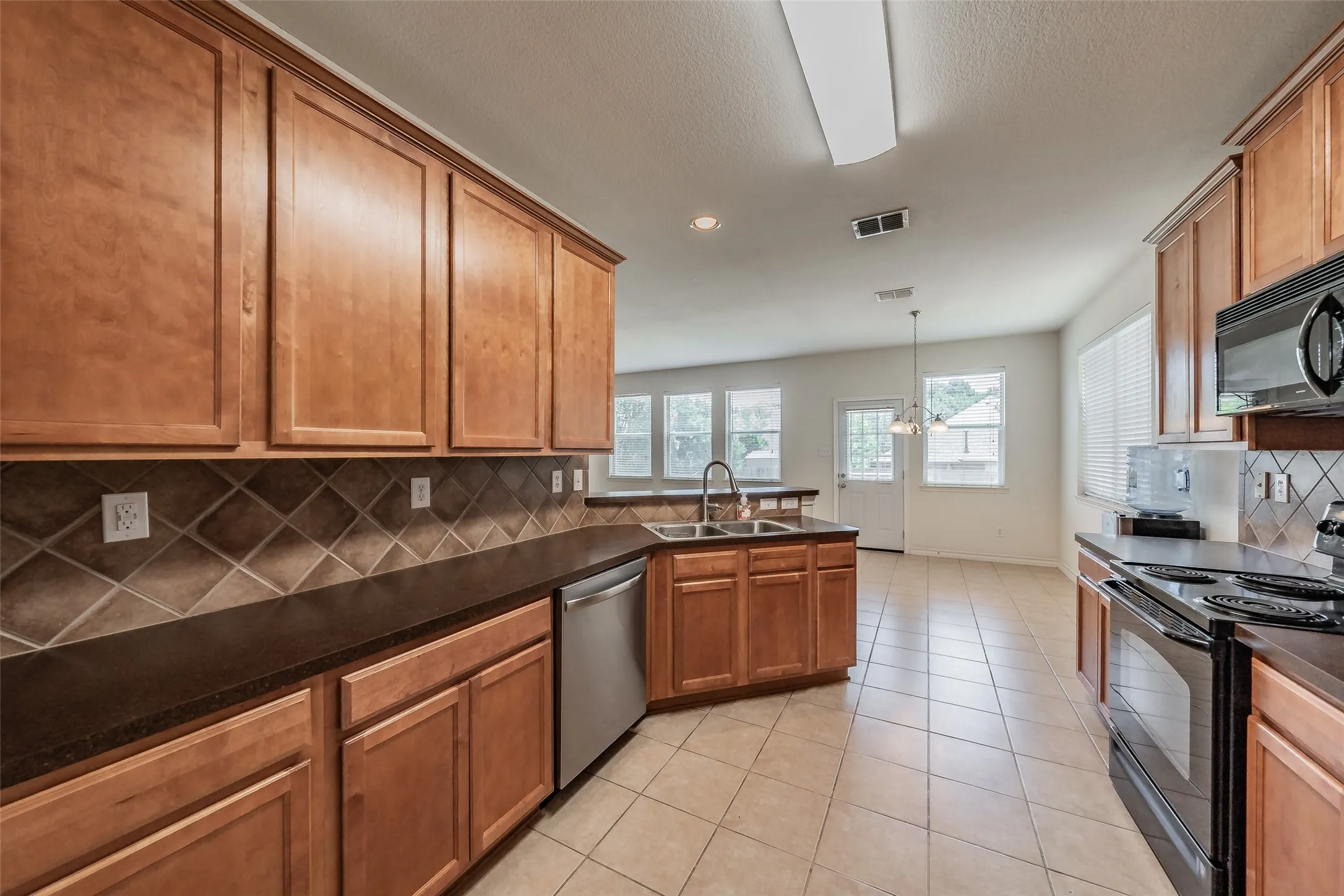 Single Family Residence For Sale in Tarrant County , 600 Beeman Drive, Arlington, Texas 76002, 4 Bedroom, 3 Bathroom, 2 Garage spaces, 2,751 Sqft, built in 2005, mls#21322601, Real Estate Agent in Arlington, Homes For Sale in Tarrant county, Homes For Sale in Arlington, Realtor in Arlington Texas, Real Estate Brokerage Independent Realty Texas, Luminita Cordes Realtor
