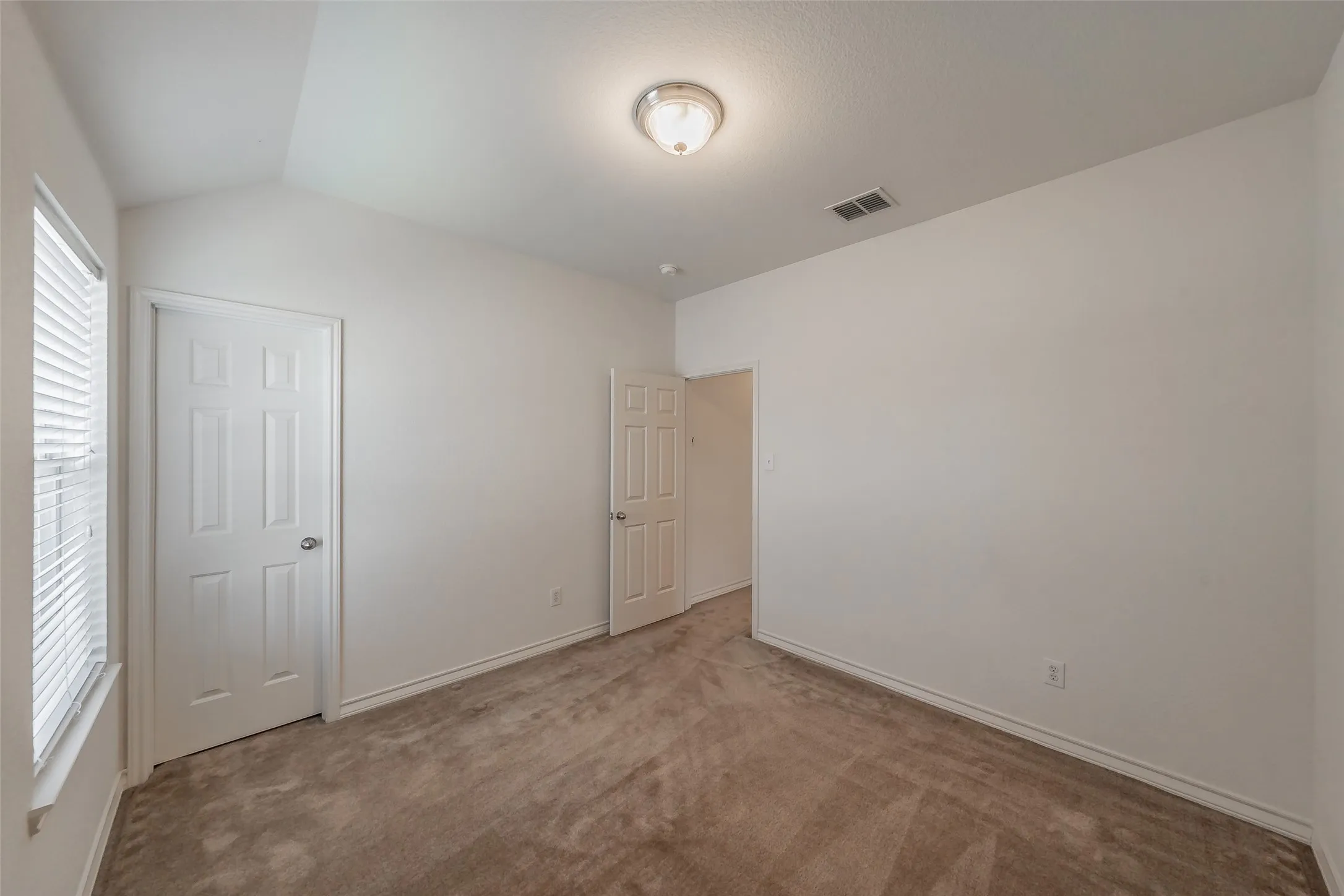 Single Family Residence For Sale in Tarrant County , 600 Beeman Drive, Arlington, Texas 76002, 4 Bedroom, 3 Bathroom, 2 Garage spaces, 2,751 Sqft, built in 2005, mls#21322601, Real Estate Agent in Arlington, Homes For Sale in Tarrant county, Homes For Sale in Arlington, Realtor in Arlington Texas, Real Estate Brokerage Independent Realty Texas, Luminita Cordes Realtor