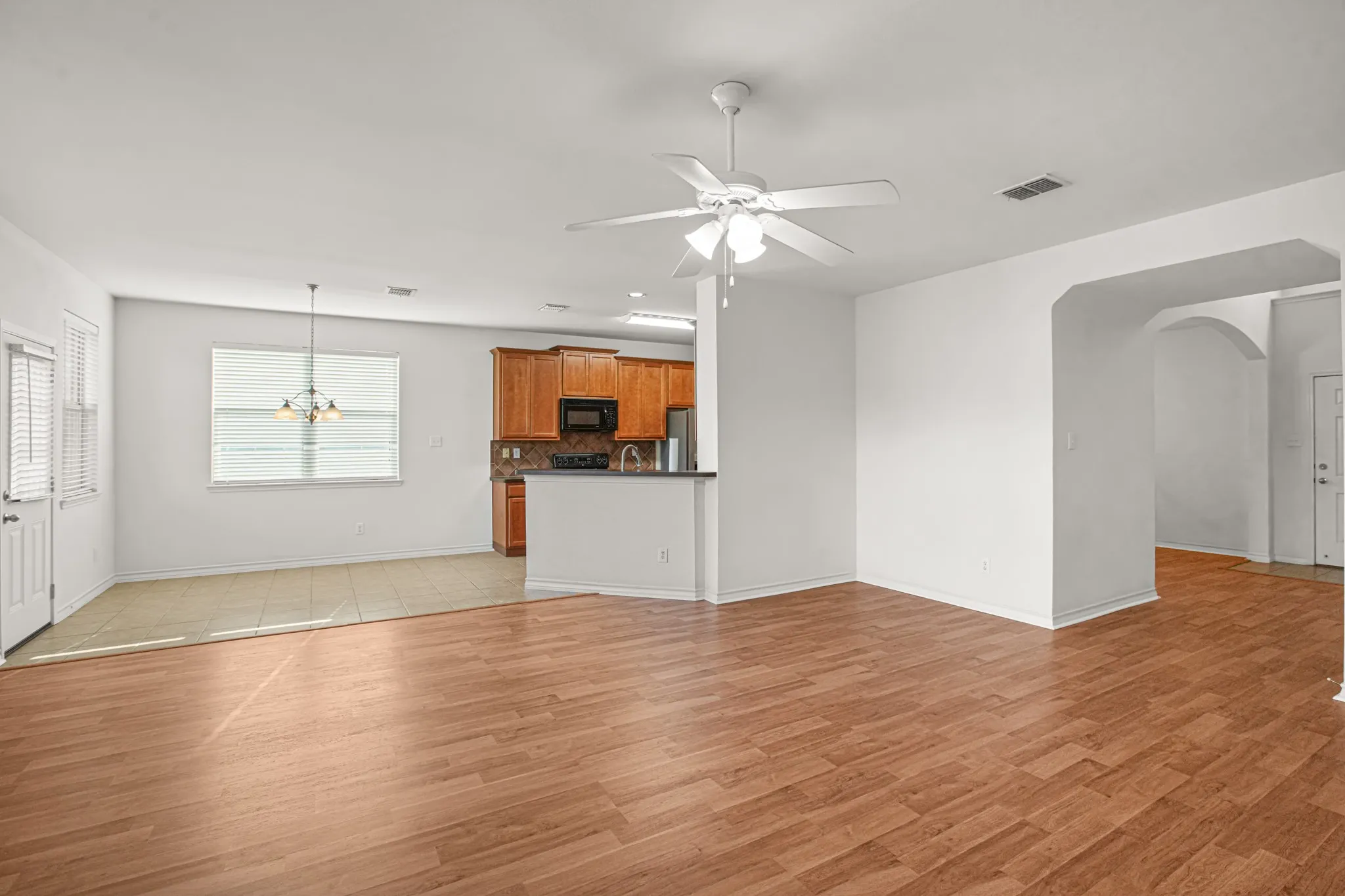 Single Family Residence For Sale in Tarrant County , 600 Beeman Drive, Arlington, Texas 76002, 4 Bedroom, 3 Bathroom, 2 Garage spaces, 2,751 Sqft, built in 2005, mls#21322601, Real Estate Agent in Arlington, Homes For Sale in Tarrant county, Homes For Sale in Arlington, Realtor in Arlington Texas, Real Estate Brokerage Independent Realty Texas, Luminita Cordes Realtor