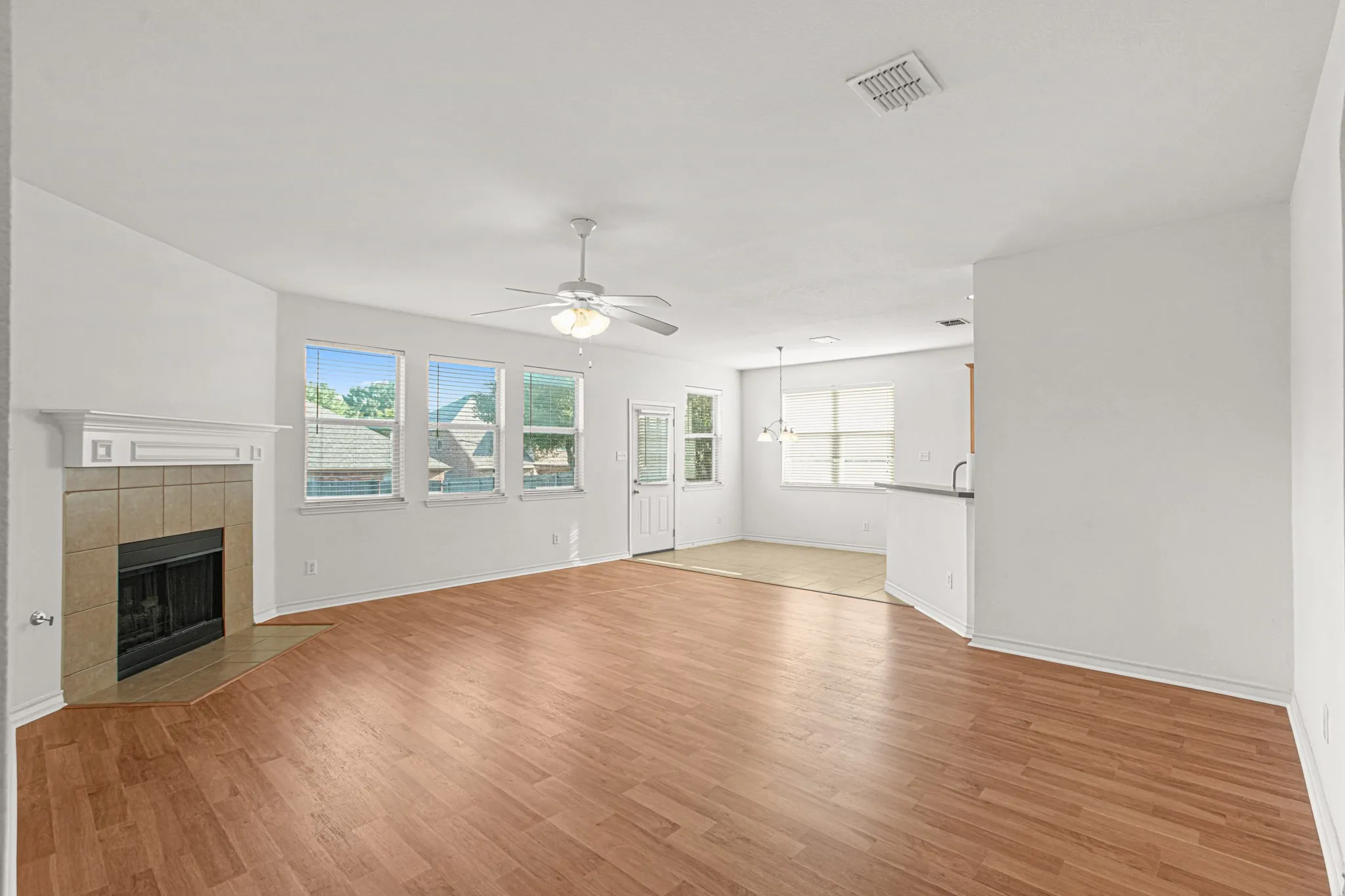 Single Family Residence For Sale in Tarrant County , 600 Beeman Drive, Arlington, Texas 76002, 4 Bedroom, 3 Bathroom, 2 Garage spaces, 2,751 Sqft, built in 2005, mls#21322601, Real Estate Agent in Arlington, Homes For Sale in Tarrant county, Homes For Sale in Arlington, Realtor in Arlington Texas, Real Estate Brokerage Independent Realty Texas, Luminita Cordes Realtor