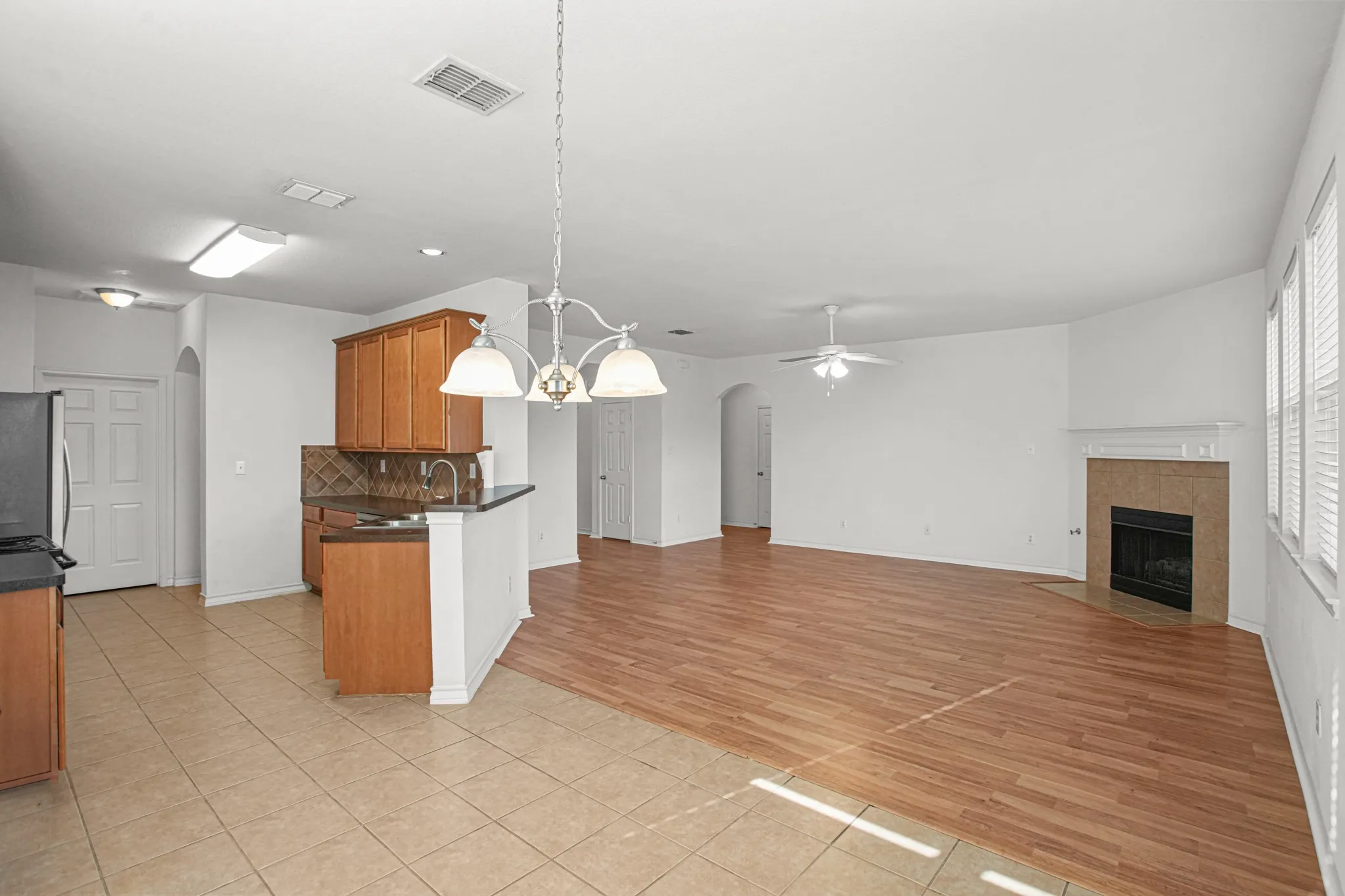 Single Family Residence For Sale in Tarrant County , 600 Beeman Drive, Arlington, Texas 76002, 4 Bedroom, 3 Bathroom, 2 Garage spaces, 2,751 Sqft, built in 2005, mls#21322601, Real Estate Agent in Arlington, Homes For Sale in Tarrant county, Homes For Sale in Arlington, Realtor in Arlington Texas, Real Estate Brokerage Independent Realty Texas, Luminita Cordes Realtor