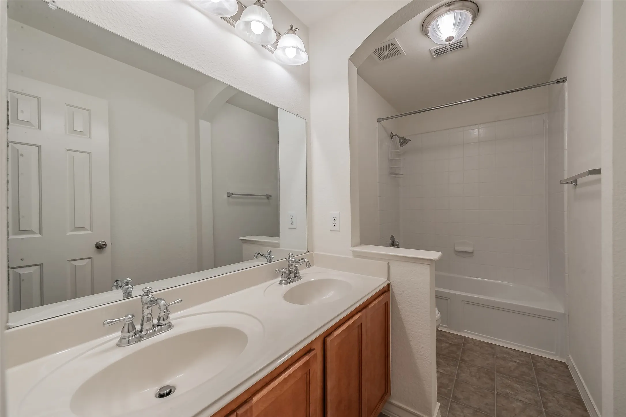 Single Family Residence For Sale in Tarrant County , 600 Beeman Drive, Arlington, Texas 76002, 4 Bedroom, 3 Bathroom, 2 Garage spaces, 2,751 Sqft, built in 2005, mls#21322601, Real Estate Agent in Arlington, Homes For Sale in Tarrant county, Homes For Sale in Arlington, Realtor in Arlington Texas, Real Estate Brokerage Independent Realty Texas, Luminita Cordes Realtor