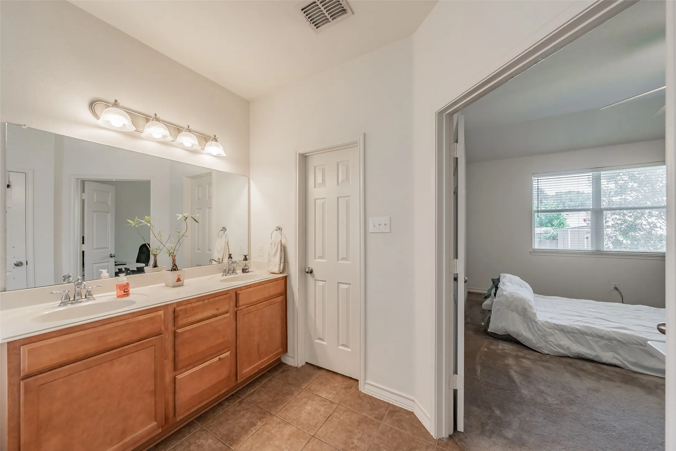 Single Family Residence For Sale in Tarrant County , 600 Beeman Drive, Arlington, Texas 76002, 4 Bedroom, 3 Bathroom, 2 Garage spaces, 2,751 Sqft, built in 2005, mls#21322601, Real Estate Agent in Arlington, Homes For Sale in Tarrant county, Homes For Sale in Arlington, Realtor in Arlington Texas, Real Estate Brokerage Independent Realty Texas, Luminita Cordes Realtor