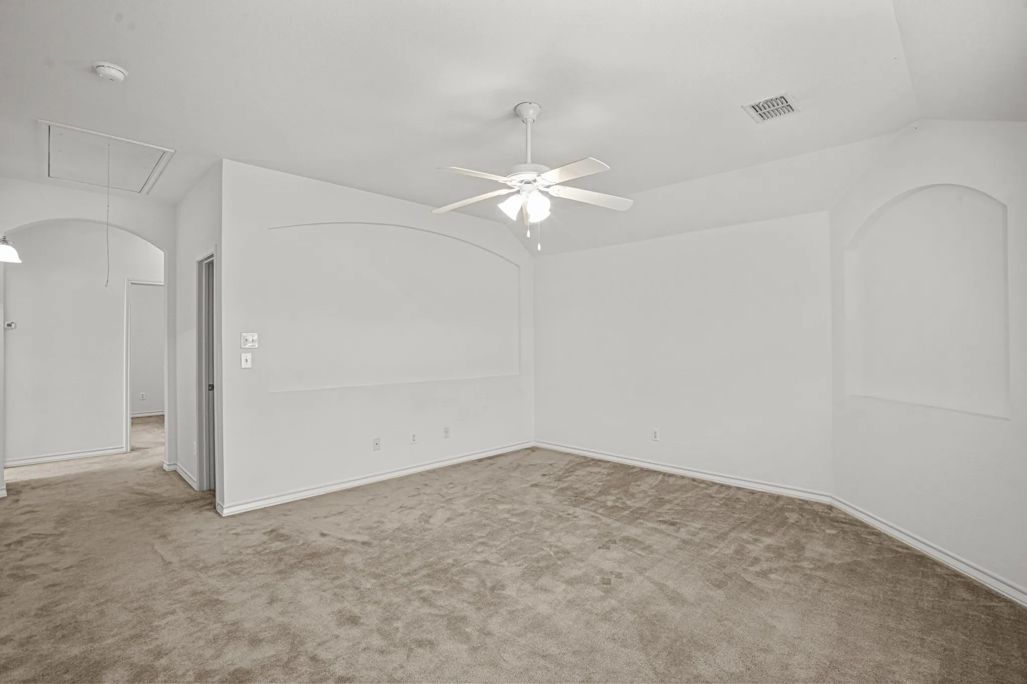 Single Family Residence For Sale in Tarrant County , 600 Beeman Drive, Arlington, Texas 76002, 4 Bedroom, 3 Bathroom, 2 Garage spaces, 2,751 Sqft, built in 2005, mls#21322601, Real Estate Agent in Arlington, Homes For Sale in Tarrant county, Homes For Sale in Arlington, Realtor in Arlington Texas, Real Estate Brokerage Independent Realty Texas, Luminita Cordes Realtor