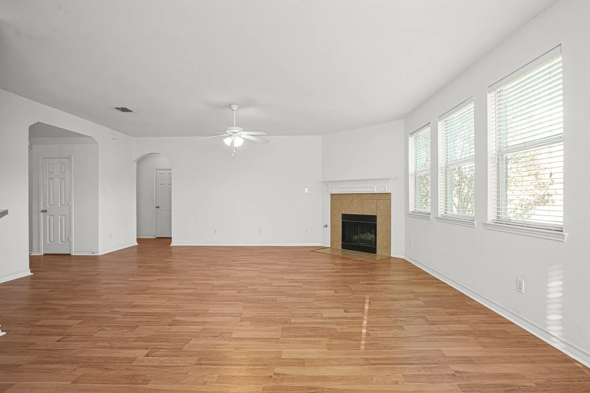 Single Family Residence For Sale in Tarrant County , 600 Beeman Drive, Arlington, Texas 76002, 4 Bedroom, 3 Bathroom, 2 Garage spaces, 2,751 Sqft, built in 2005, mls#21322601, Real Estate Agent in Arlington, Homes For Sale in Tarrant county, Homes For Sale in Arlington, Realtor in Arlington Texas, Real Estate Brokerage Independent Realty Texas, Luminita Cordes Realtor