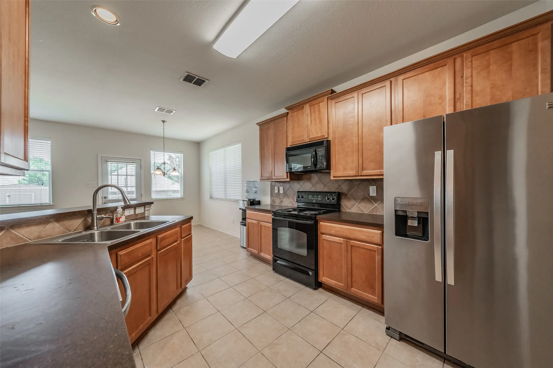Single Family Residence For Sale in Tarrant County , 600 Beeman Drive, Arlington, Texas 76002, 4 Bedroom, 3 Bathroom, 2 Garage spaces, 2,751 Sqft, built in 2005, mls#21322601, Real Estate Agent in Arlington, Homes For Sale in Tarrant county, Homes For Sale in Arlington, Realtor in Arlington Texas, Real Estate Brokerage Independent Realty Texas, Luminita Cordes Realtor