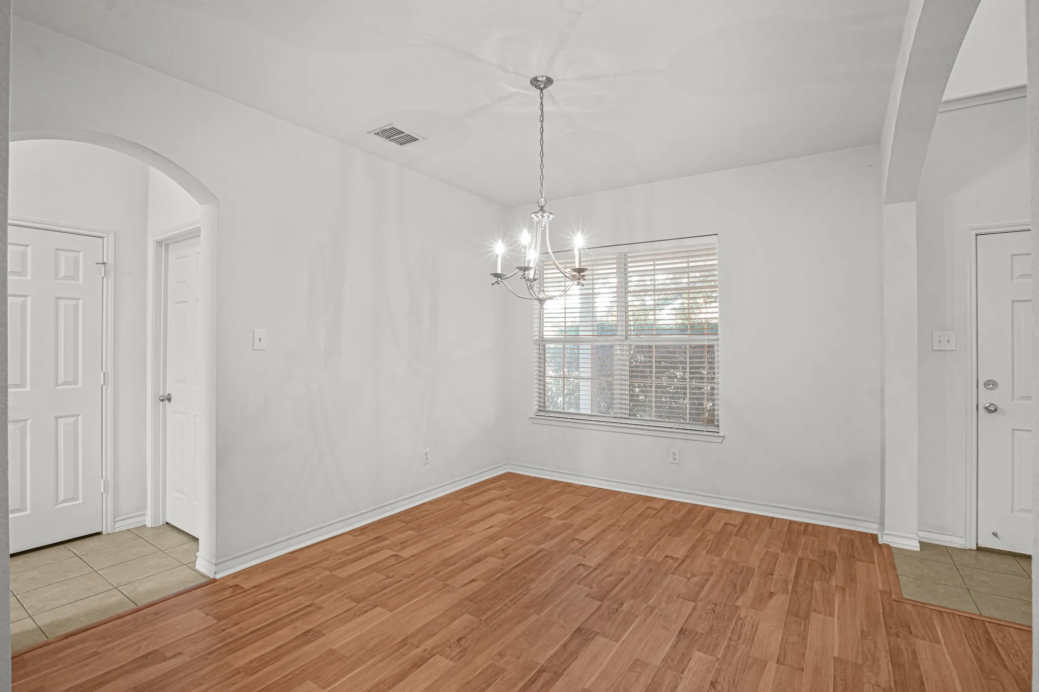 Single Family Residence For Sale in Tarrant County , 600 Beeman Drive, Arlington, Texas 76002, 4 Bedroom, 3 Bathroom, 2 Garage spaces, 2,751 Sqft, built in 2005, mls#21322601, Real Estate Agent in Arlington, Homes For Sale in Tarrant county, Homes For Sale in Arlington, Realtor in Arlington Texas, Real Estate Brokerage Independent Realty Texas, Luminita Cordes Realtor