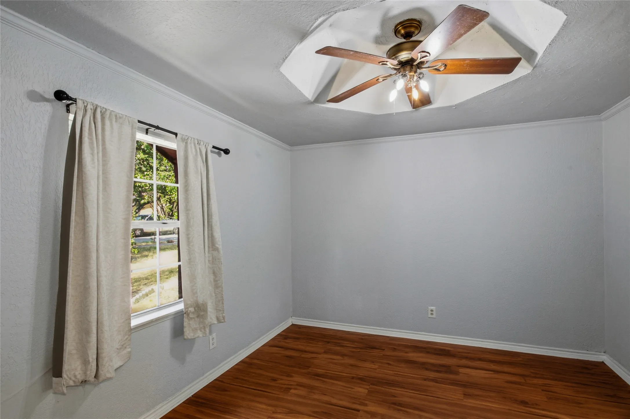 Single Family Residence For Rent in Denton County , 1518 Camelia Drive, Lewisville, Texas 75067, 4 Bedroom, 2 Bathroom, Garage spaces, 1,528 Sqft, built in 1973, mls#21326464, Real Estate Agent in Lewisville, Homes For Rent in Denton county, Homes For Rent in Lewisville, Realtor in Lewisville Texas, Real Estate Brokerage Independent Realty Texas, Luminita Cordes Realtor