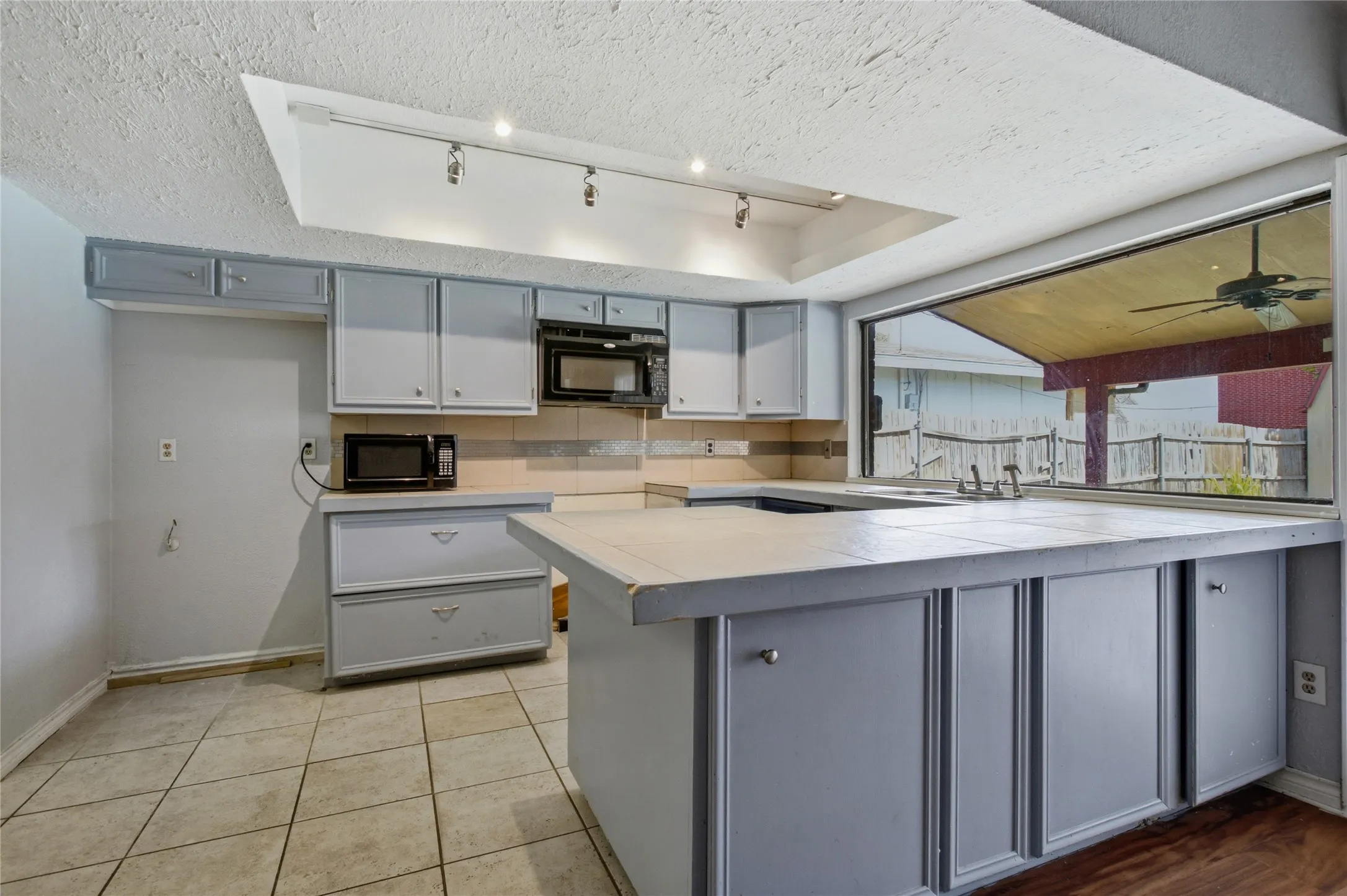 Single Family Residence For Rent in Denton County , 1518 Camelia Drive, Lewisville, Texas 75067, 4 Bedroom, 2 Bathroom, Garage spaces, 1,528 Sqft, built in 1973, mls#21326464, Real Estate Agent in Lewisville, Homes For Rent in Denton county, Homes For Rent in Lewisville, Realtor in Lewisville Texas, Real Estate Brokerage Independent Realty Texas, Luminita Cordes Realtor