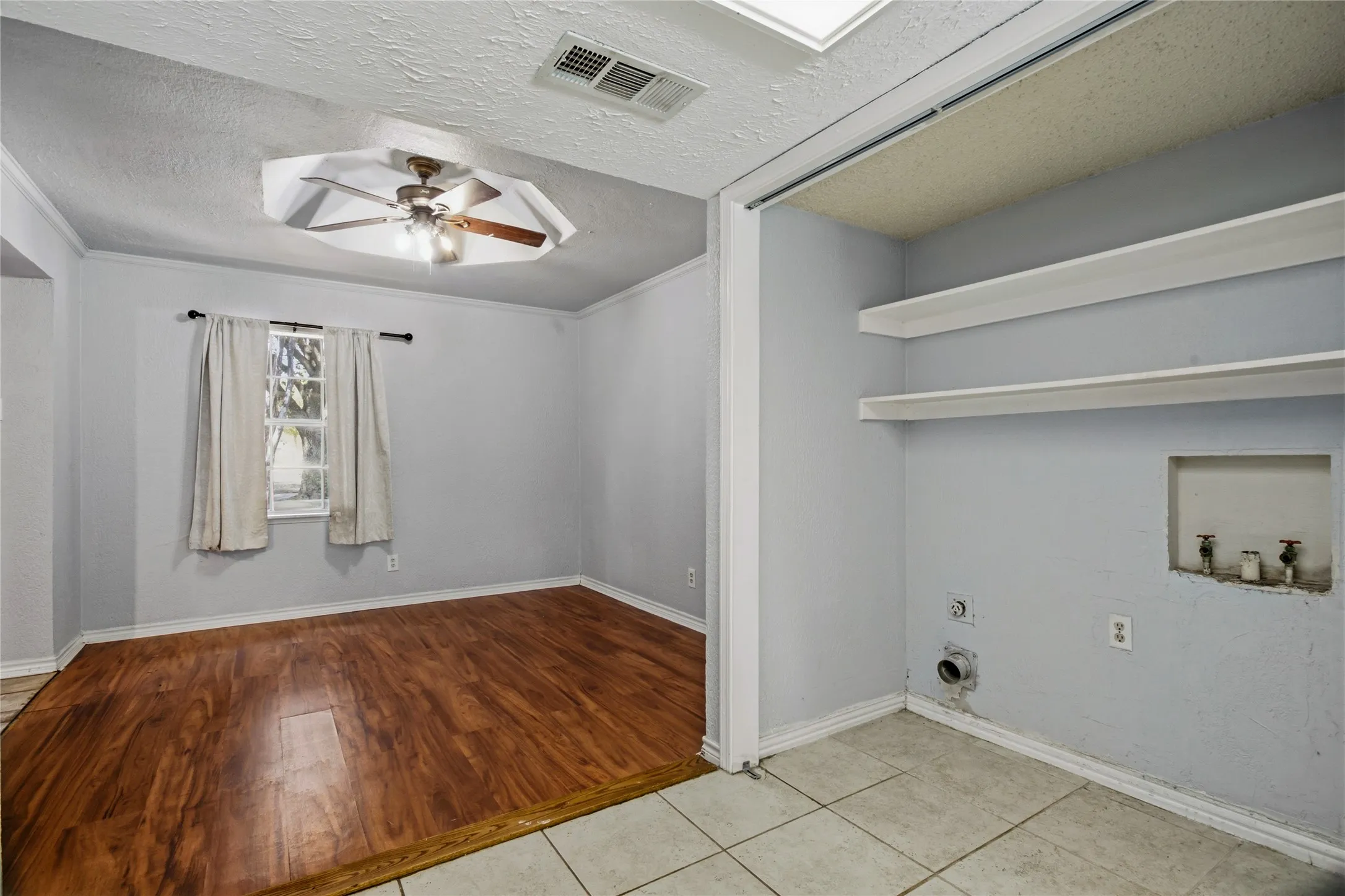 Single Family Residence For Rent in Denton County , 1518 Camelia Drive, Lewisville, Texas 75067, 4 Bedroom, 2 Bathroom, Garage spaces, 1,528 Sqft, built in 1973, mls#21326464, Real Estate Agent in Lewisville, Homes For Rent in Denton county, Homes For Rent in Lewisville, Realtor in Lewisville Texas, Real Estate Brokerage Independent Realty Texas, Luminita Cordes Realtor