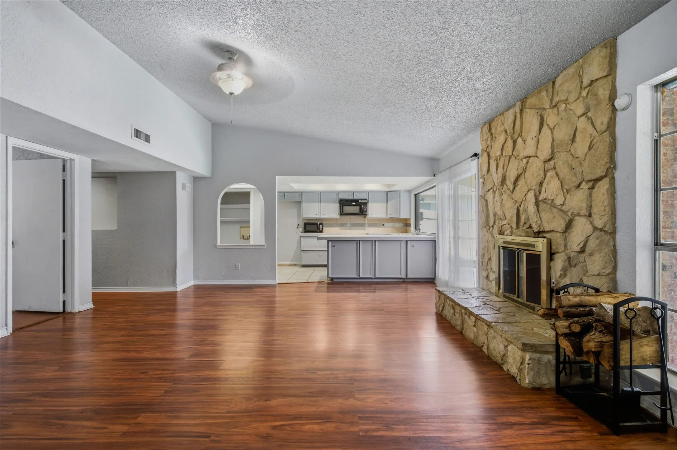 Single Family Residence For Rent in Denton County , 1518 Camelia Drive, Lewisville, Texas 75067, 4 Bedroom, 2 Bathroom, Garage spaces, 1,528 Sqft, built in 1973, mls#21326464, Real Estate Agent in Lewisville, Homes For Rent in Denton county, Homes For Rent in Lewisville, Realtor in Lewisville Texas, Real Estate Brokerage Independent Realty Texas, Luminita Cordes Realtor