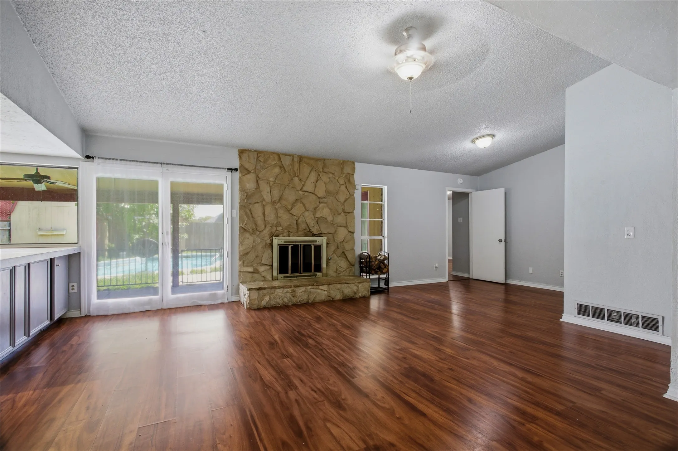 Single Family Residence For Rent in Denton County , 1518 Camelia Drive, Lewisville, Texas 75067, 4 Bedroom, 2 Bathroom, Garage spaces, 1,528 Sqft, built in 1973, mls#21326464, Real Estate Agent in Lewisville, Homes For Rent in Denton county, Homes For Rent in Lewisville, Realtor in Lewisville Texas, Real Estate Brokerage Independent Realty Texas, Luminita Cordes Realtor